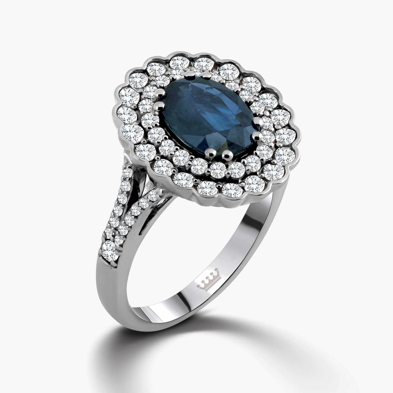 טבעת זהב בשיבוץ יהלומים וספיר