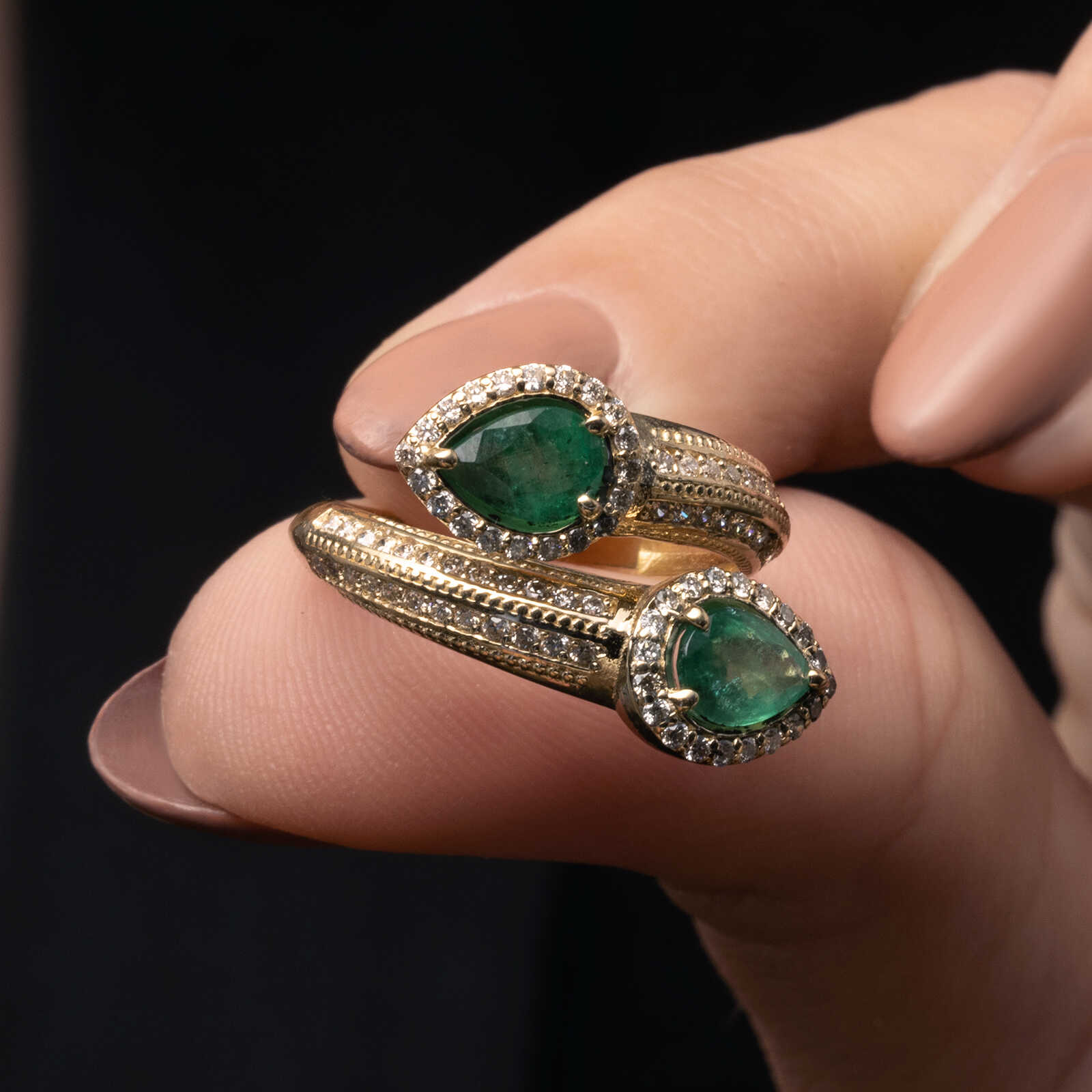 טבעת זהב עם שתי אבני אמרלד בחיתוך טיפה