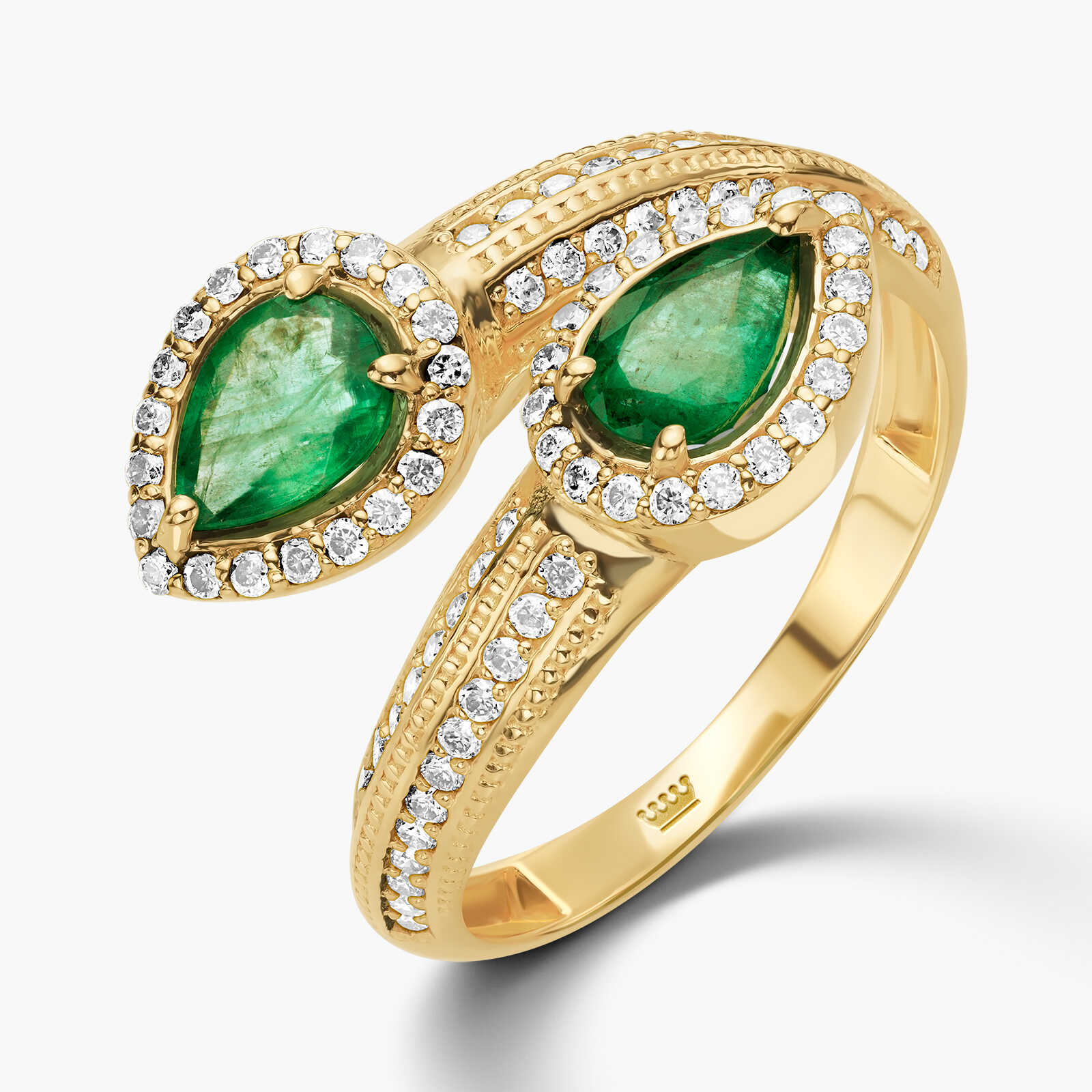 טבעת זהב עם שתי אבני אמרלד בחיתוך טיפה