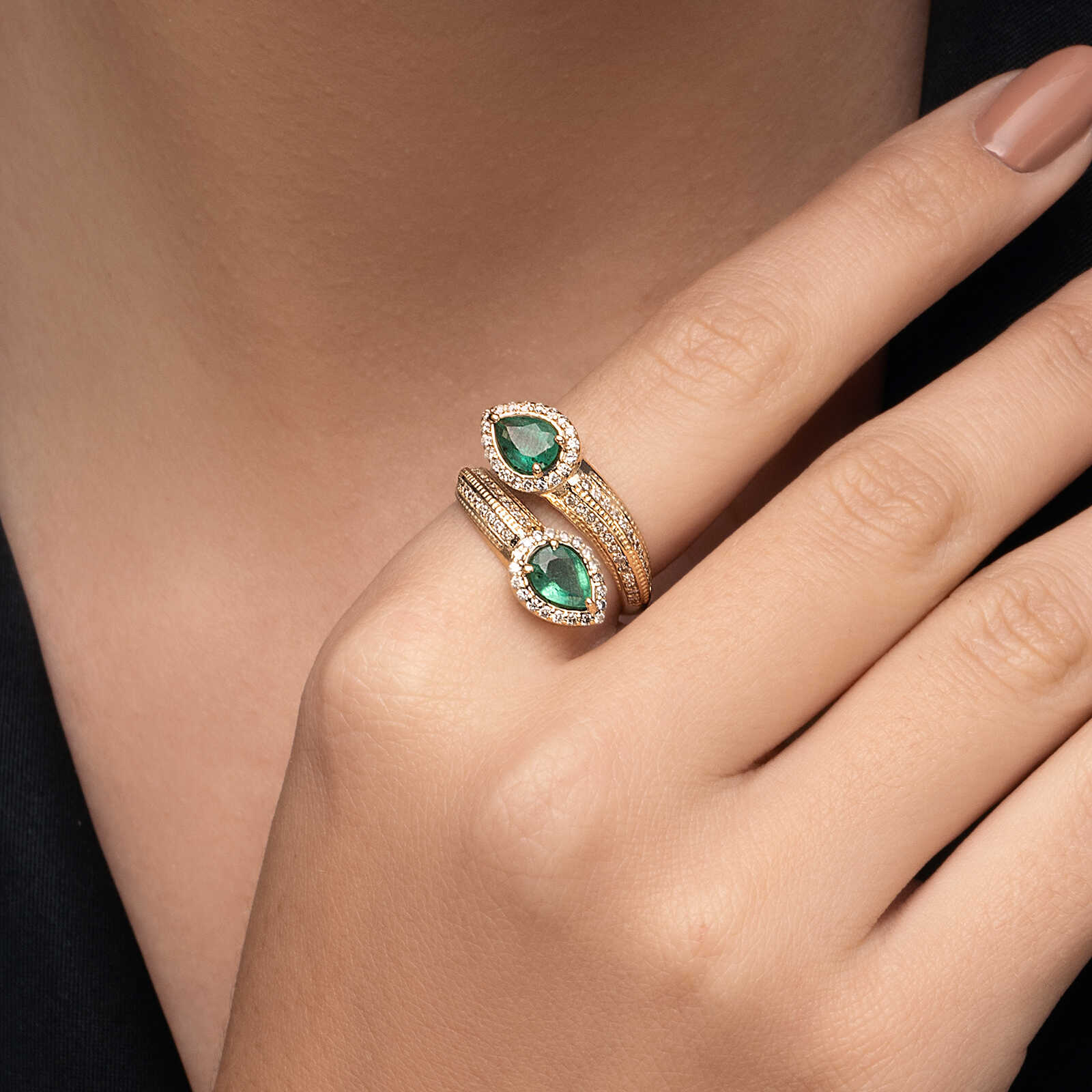 טבעת זהב עם שתי אבני אמרלד בחיתוך טיפה