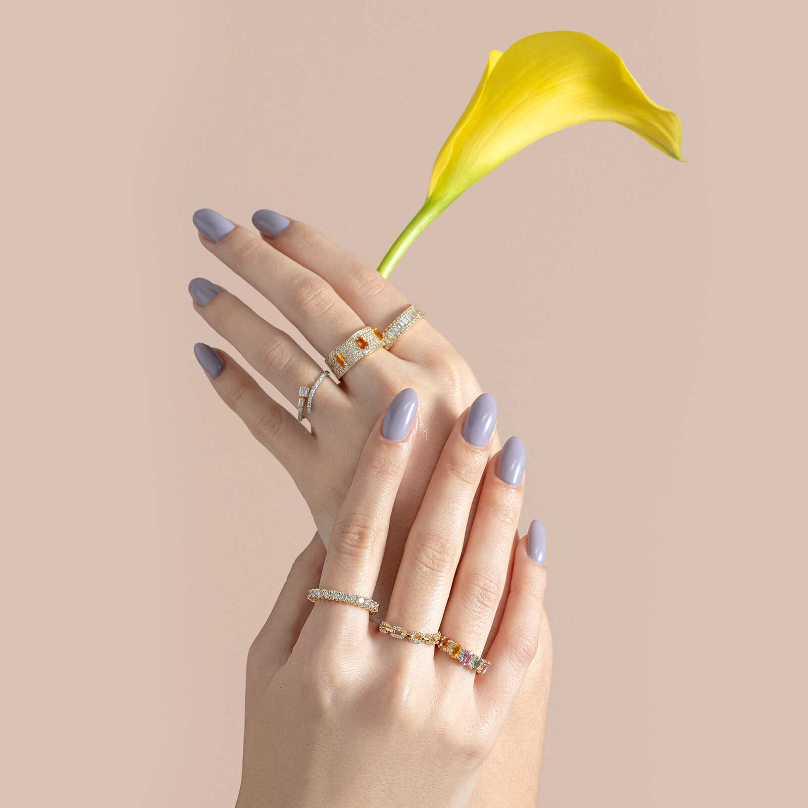 טבעת זהב המשובצת יהלומים ב 360 מעלות