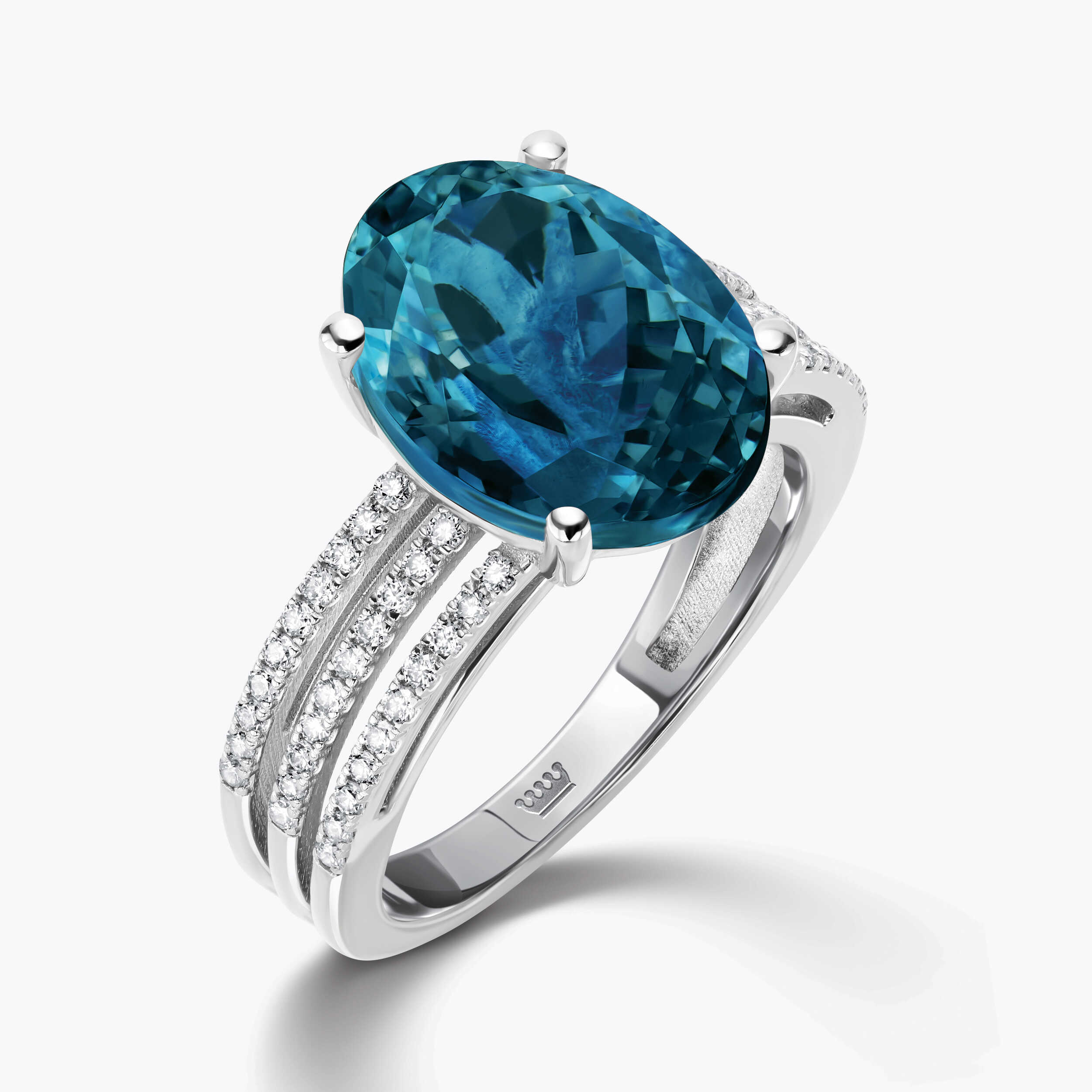 טבעת זהב משובצת בלו לונדון ויהלומים