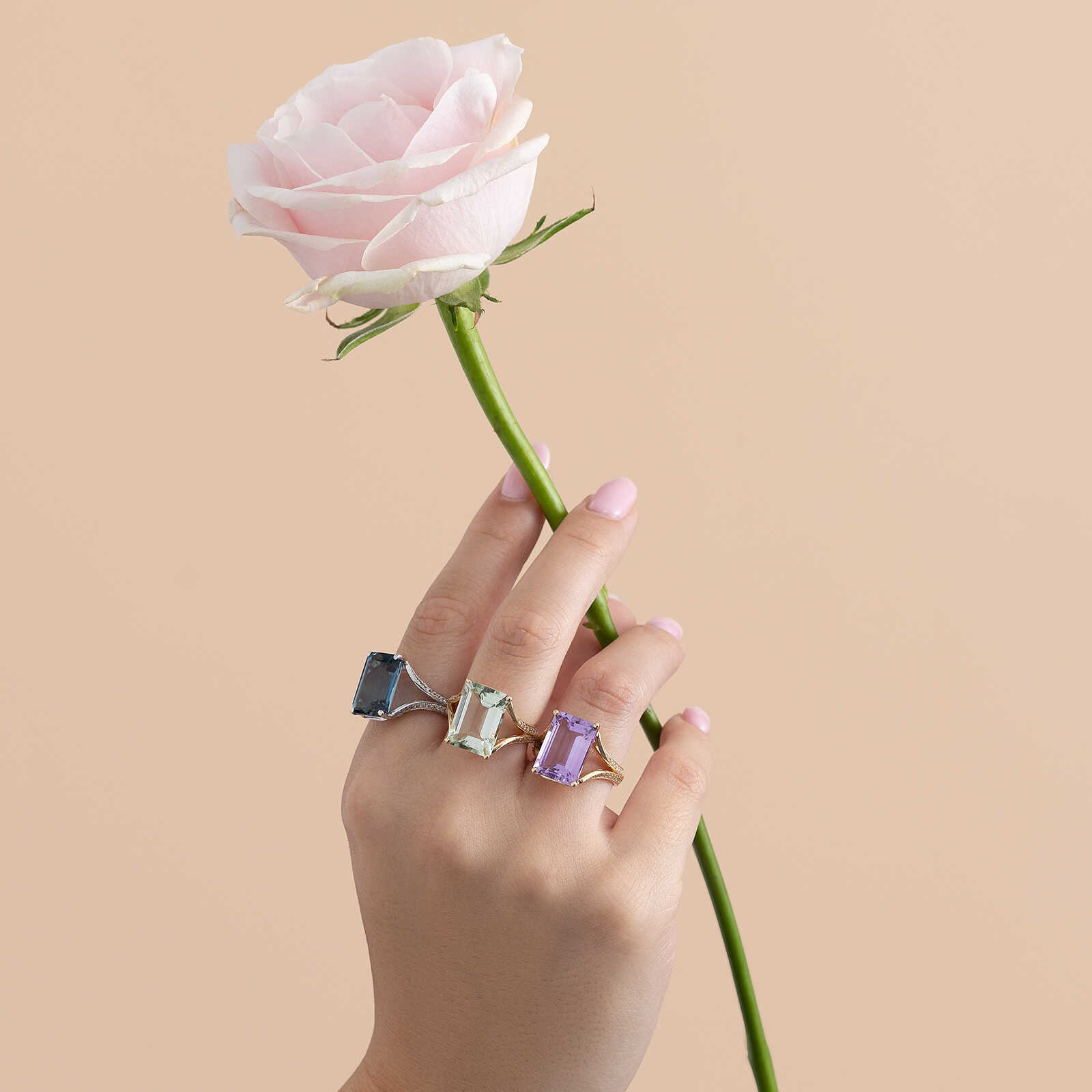 טבעת זהב משובצת בלו לונדון ויהלומים