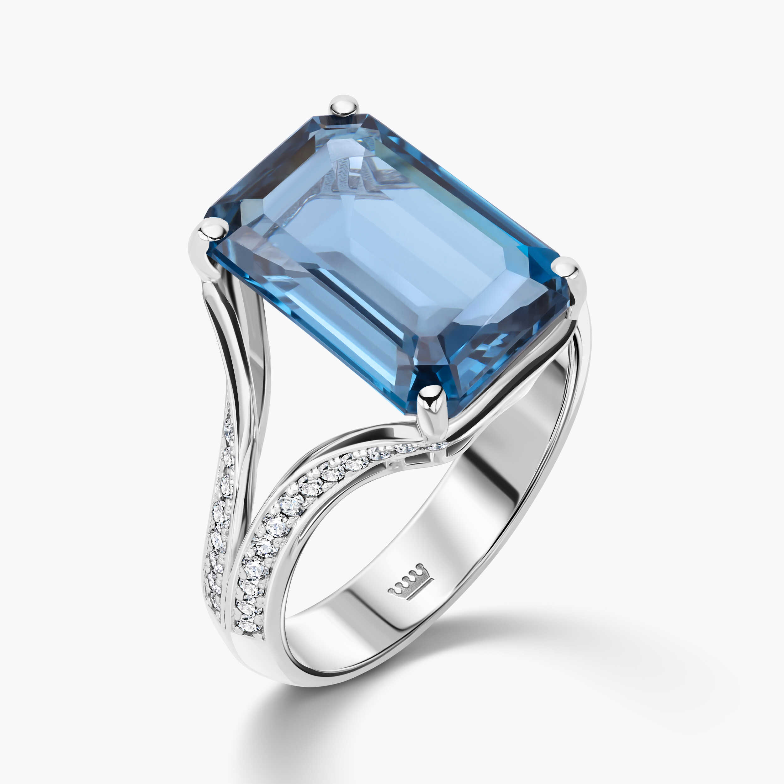 טבעת זהב משובצת בלו לונדון ויהלומים