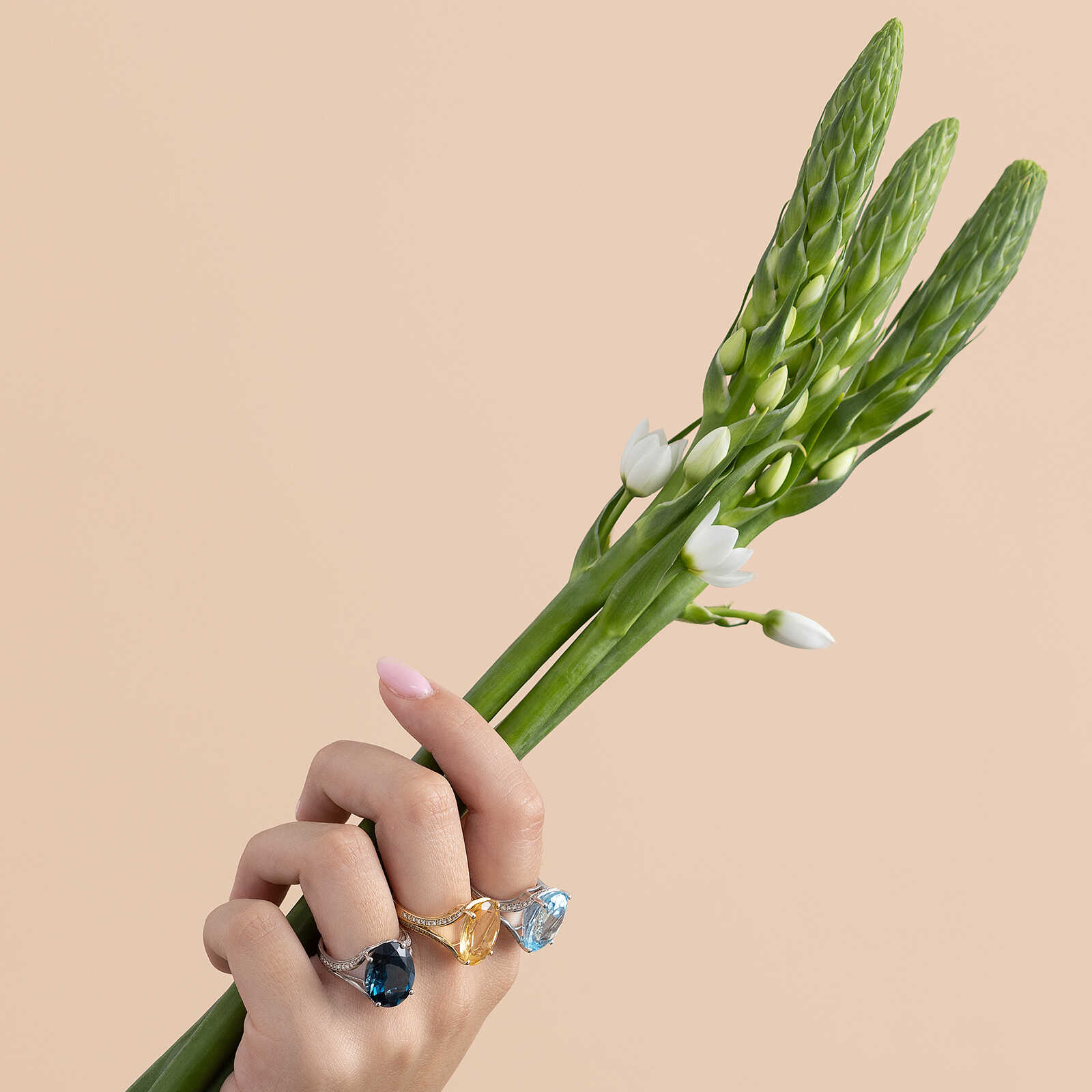 טבעת זהב משובצת סיטרין ויהלומים