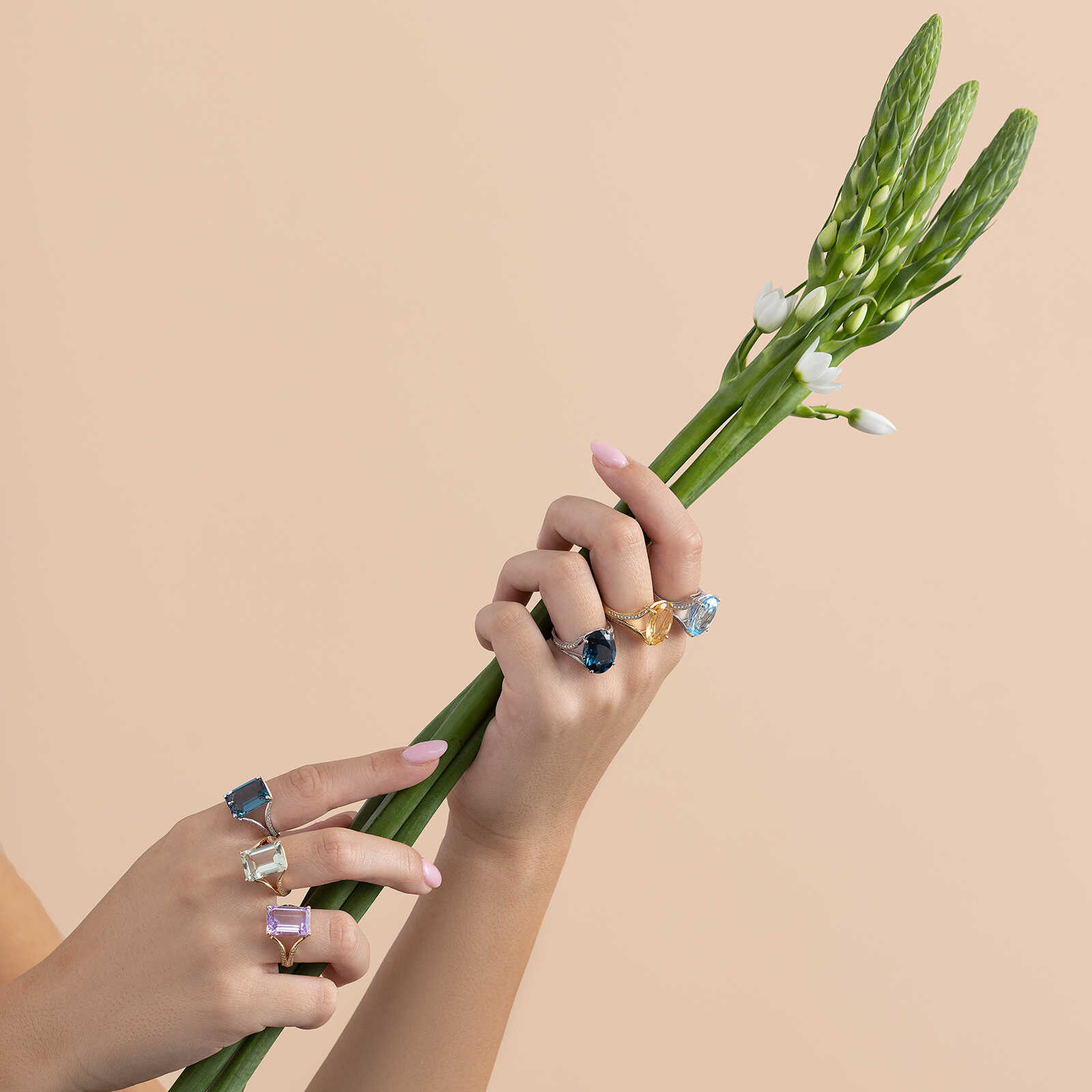 טבעת זהב משובצת בלו לונדון ויהלומים