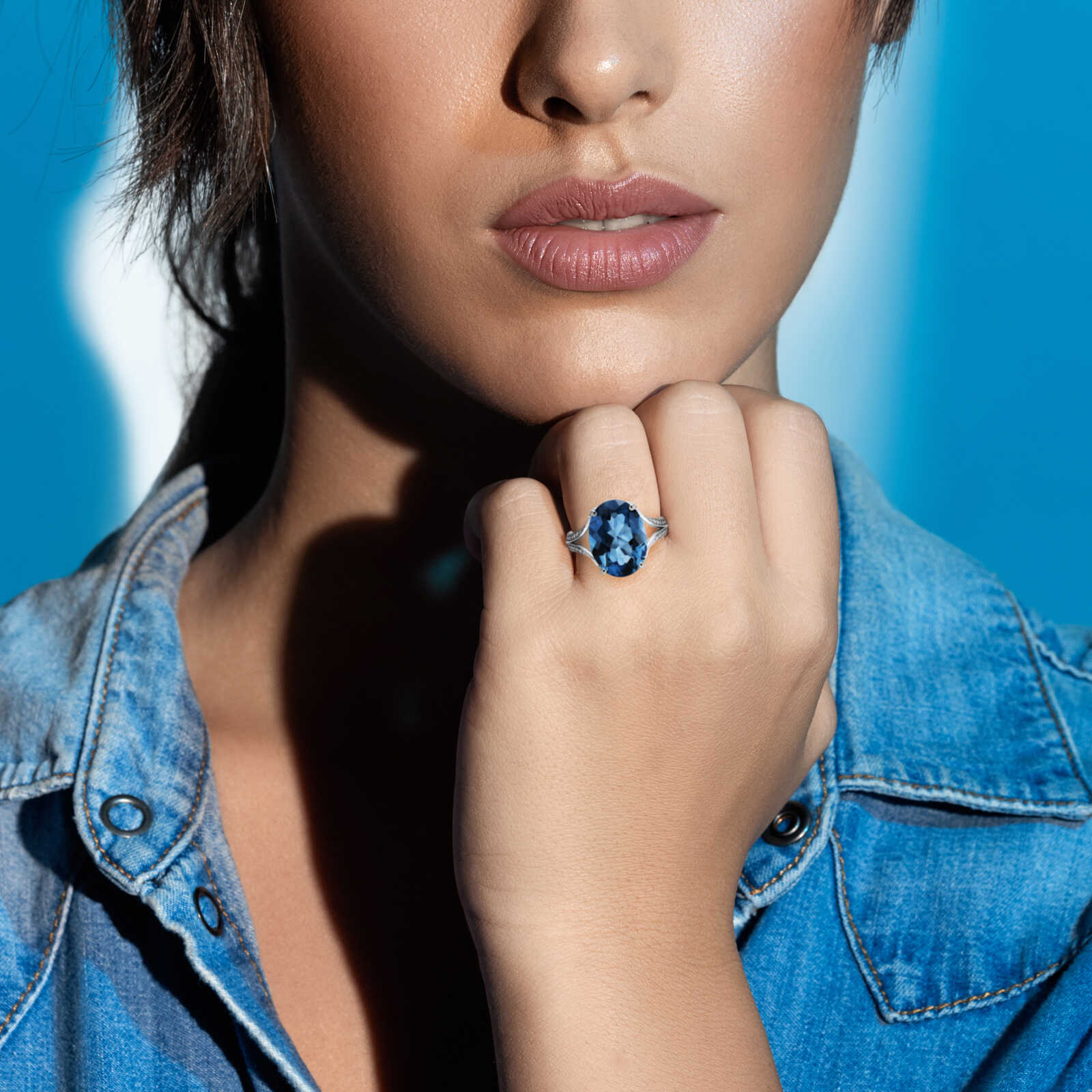 טבעת זהב משובצת בלו לונדון ויהלומים