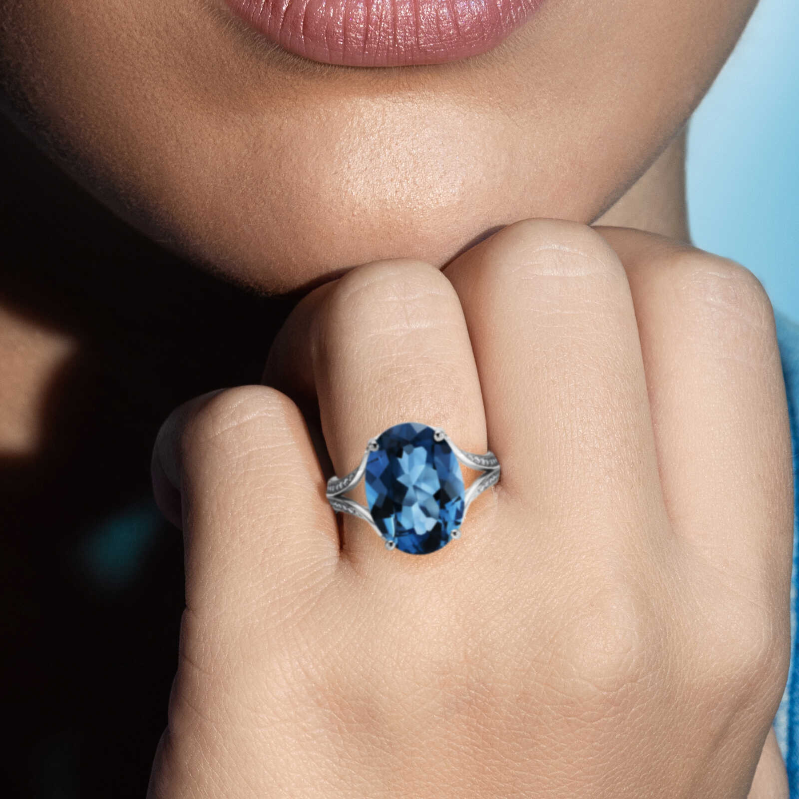 טבעת זהב משובצת בלו לונדון ויהלומים