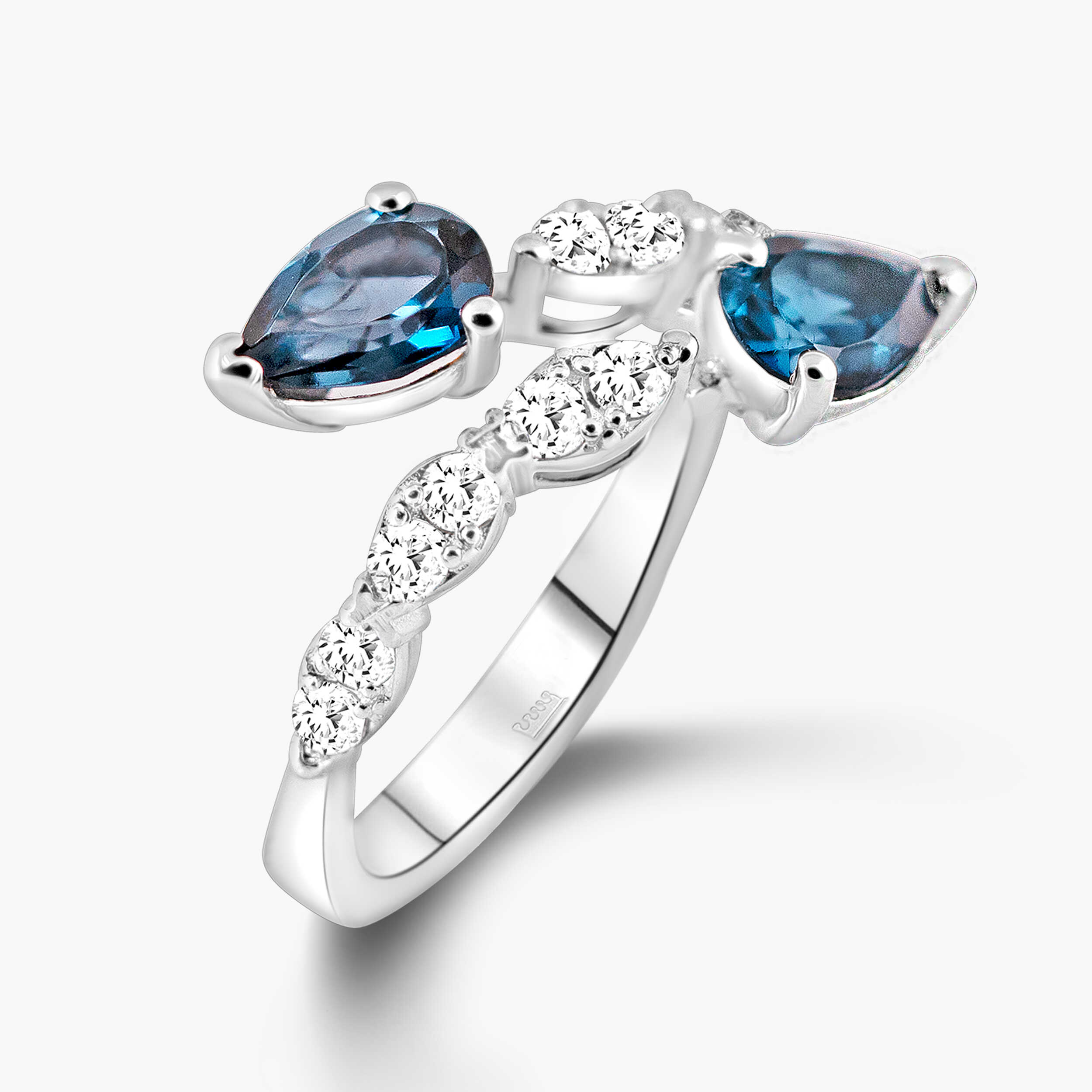 טבעת זהב משובצת בלו לונדון ויהלומים