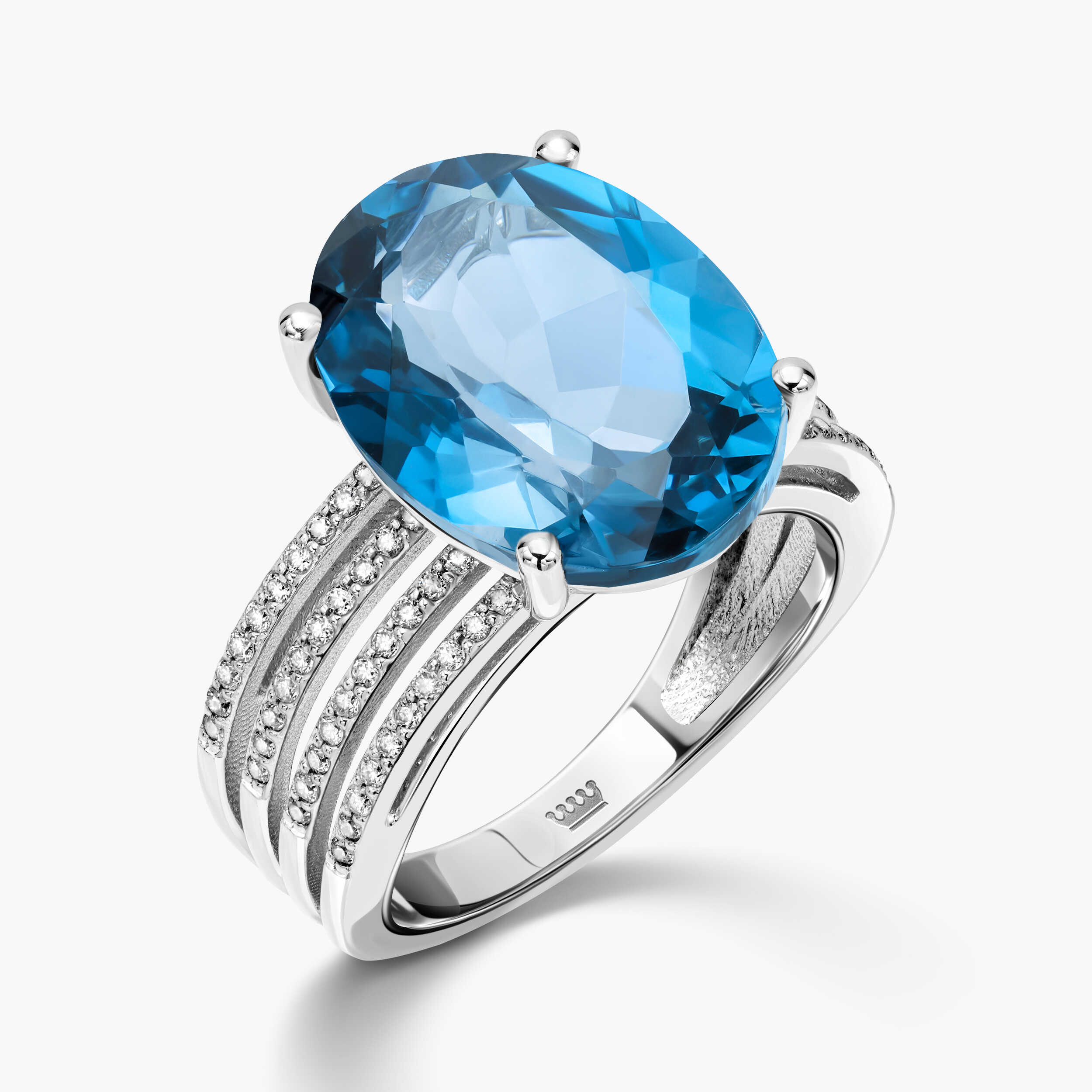 טבעת זהב משובצת בלו לונדון ויהלומים