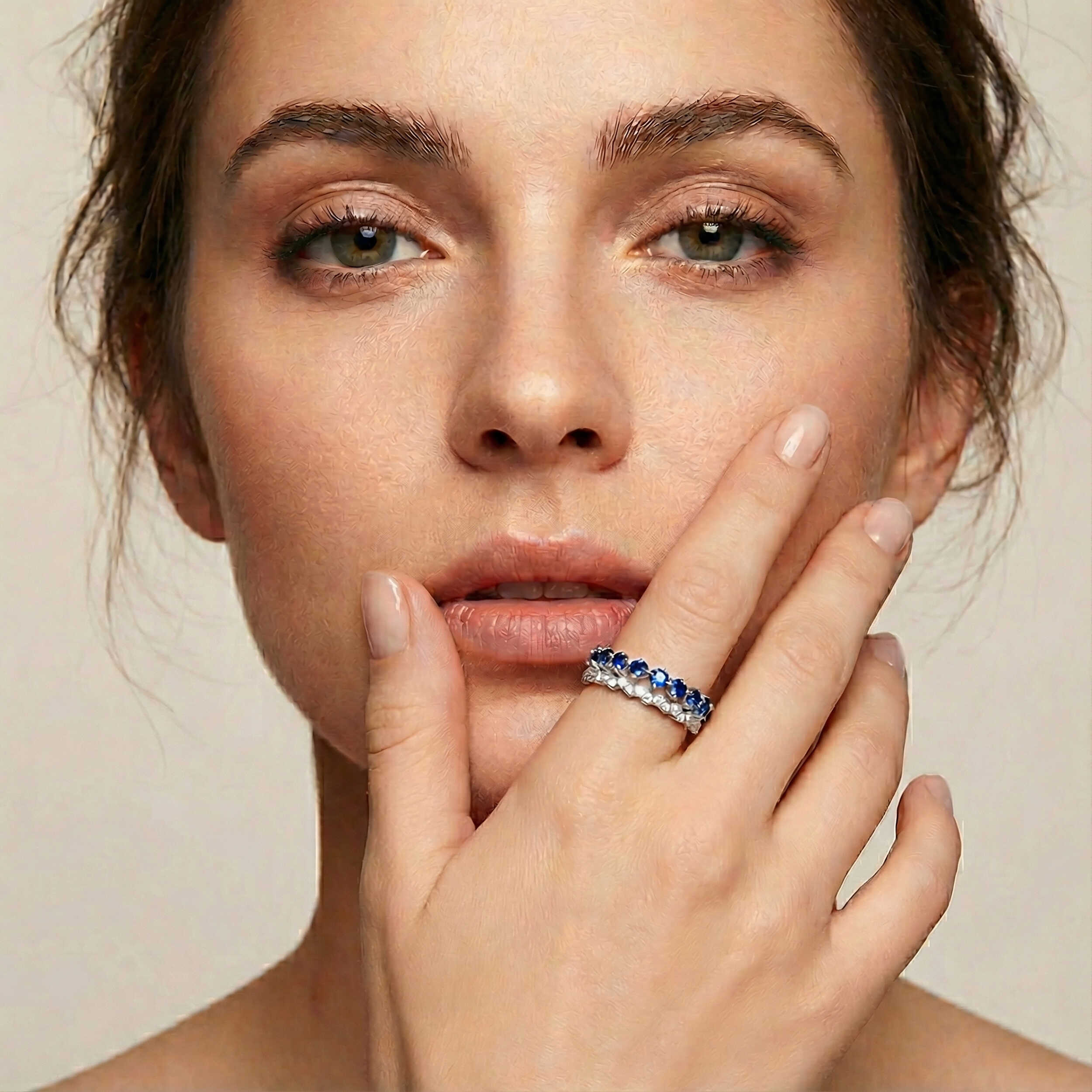 טבעת בעיצוב גל ושיבוץ יהלומים וספירים