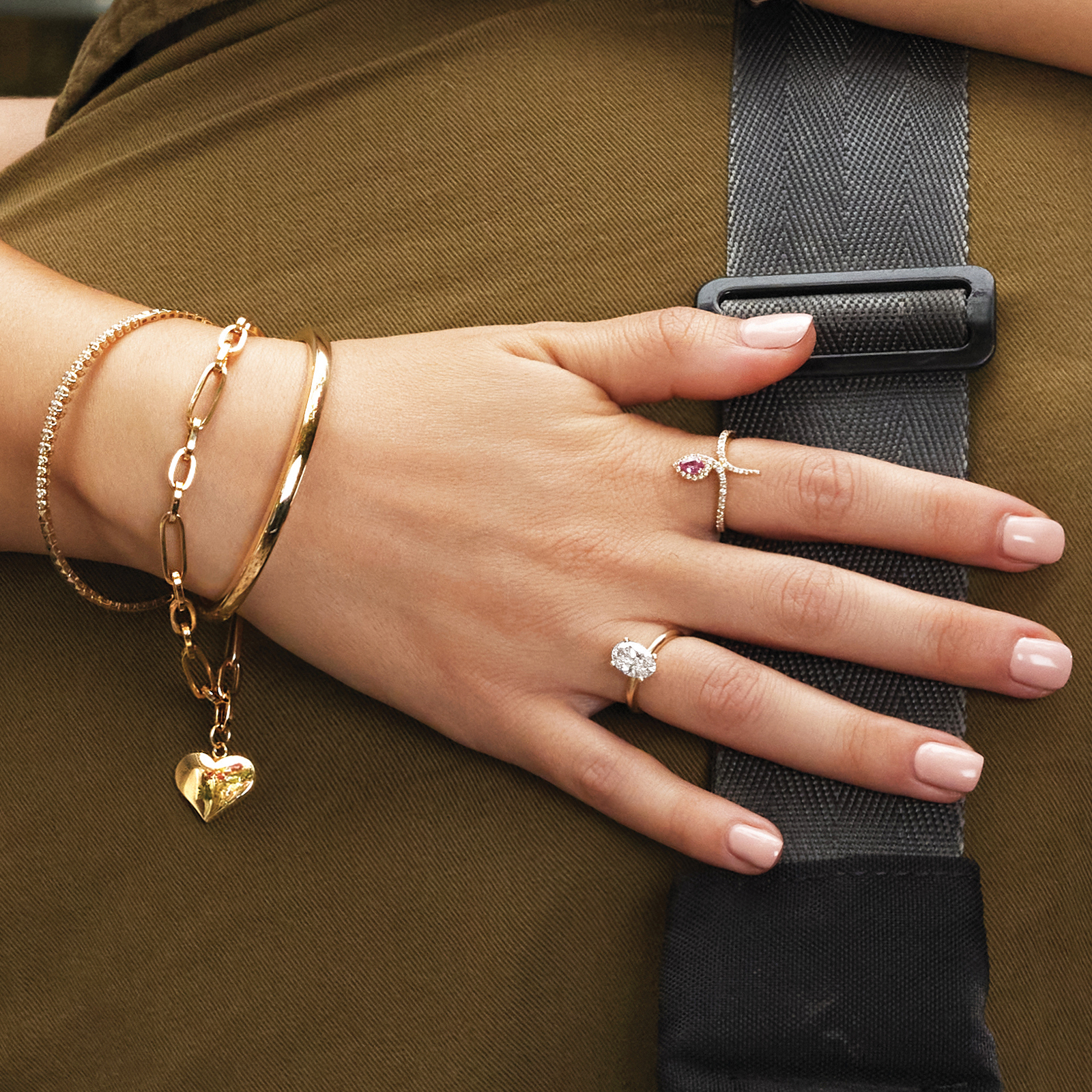 צמיד זהב 14K קשיח משובץ יהלומים