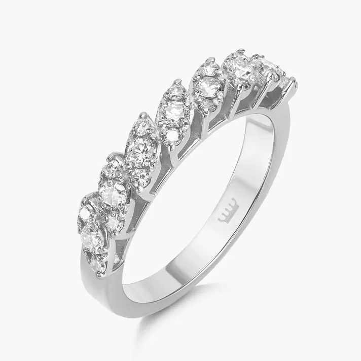 טבעת זהב בצורת עלים משובצים יהלומים