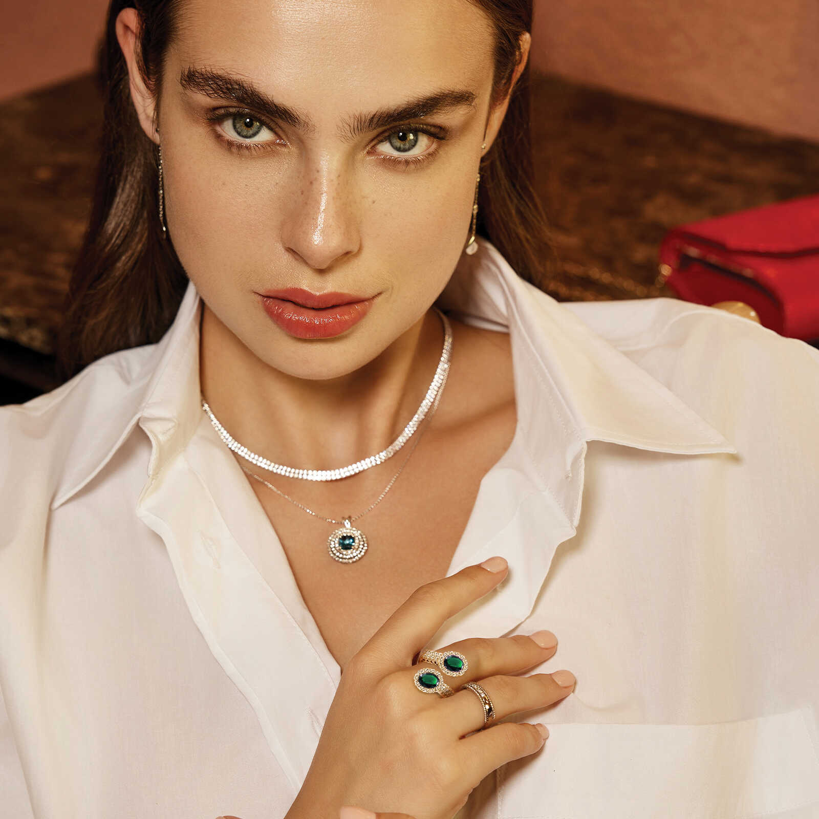 טבעת מתלפפת משובצת אמרלד ויהלומים