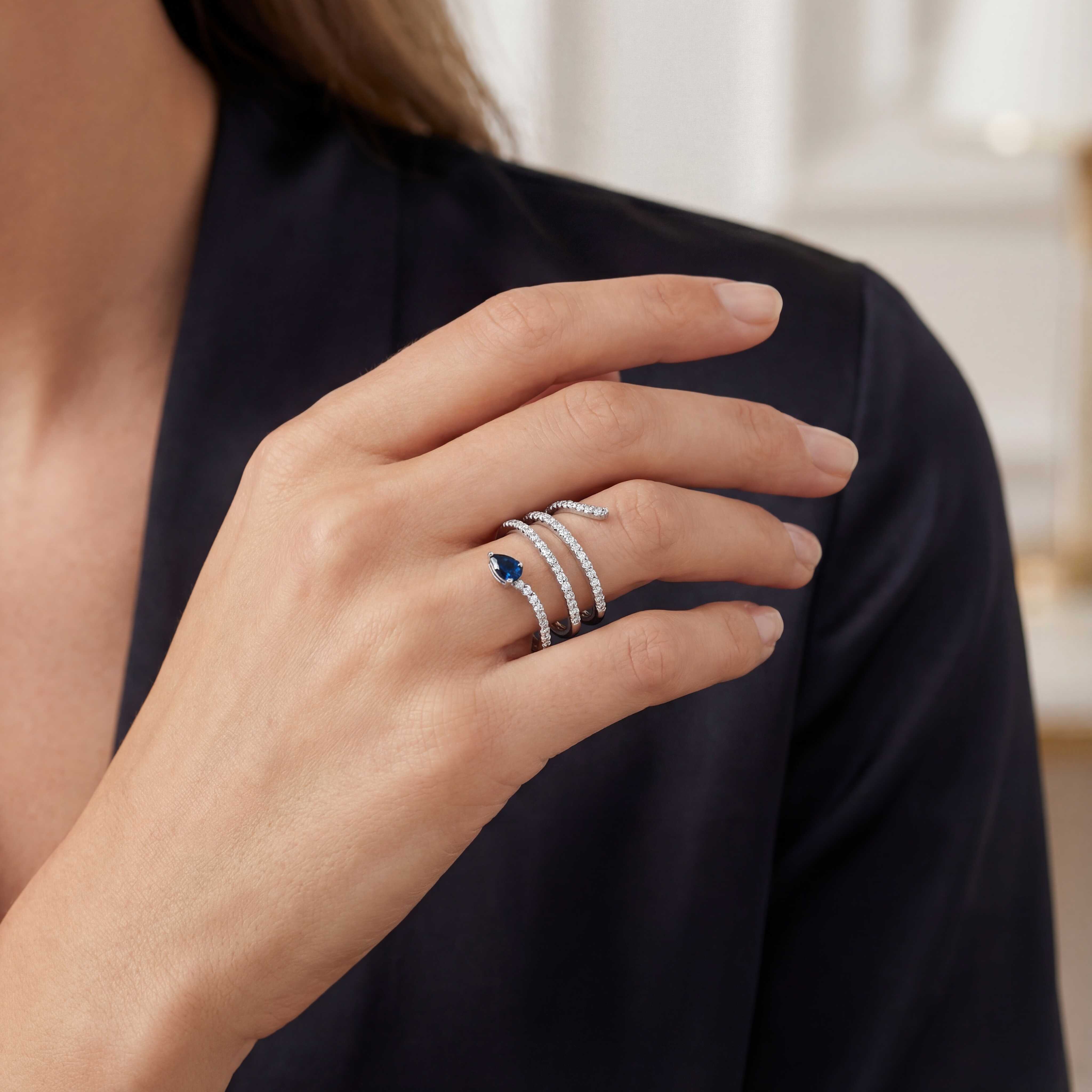 טבעת זהב 14K לבן משובצת יהלומים ואבן ספיר בעיצוב נחש.