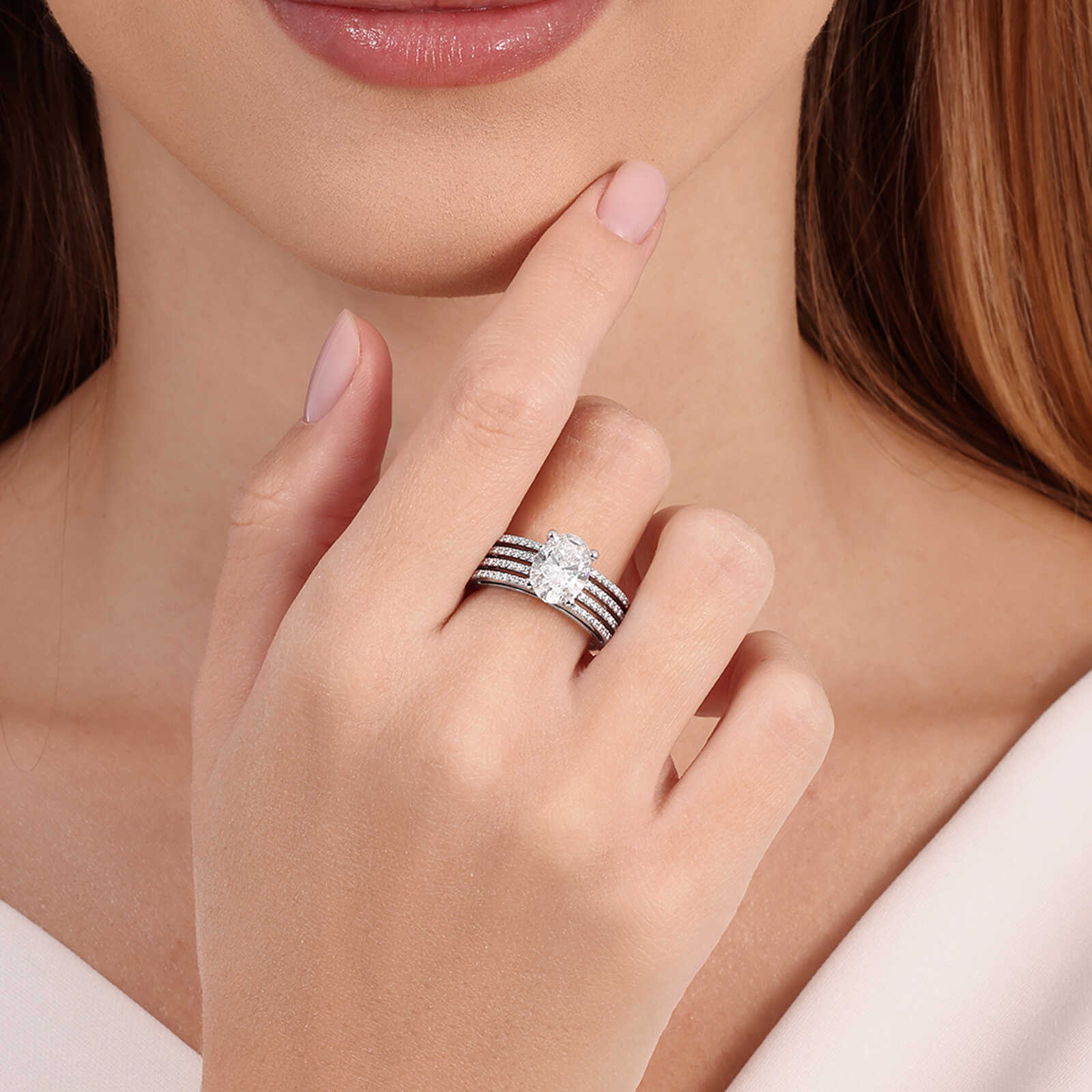 טבעת זהב לבן 14K בשיבוץ יהלום מעבדה בחיתוך אובלי בעיצוב שורות.