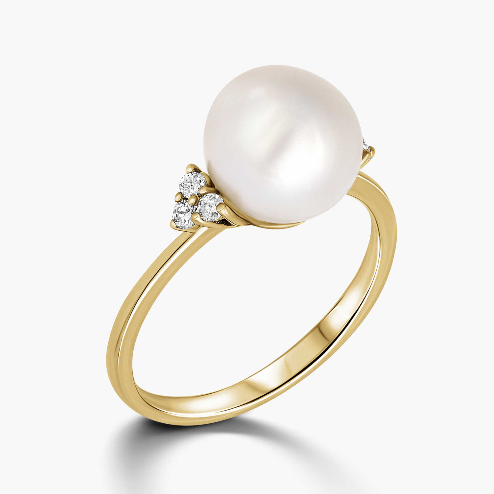 טבעת פנינה בשיבוץ יהלומים