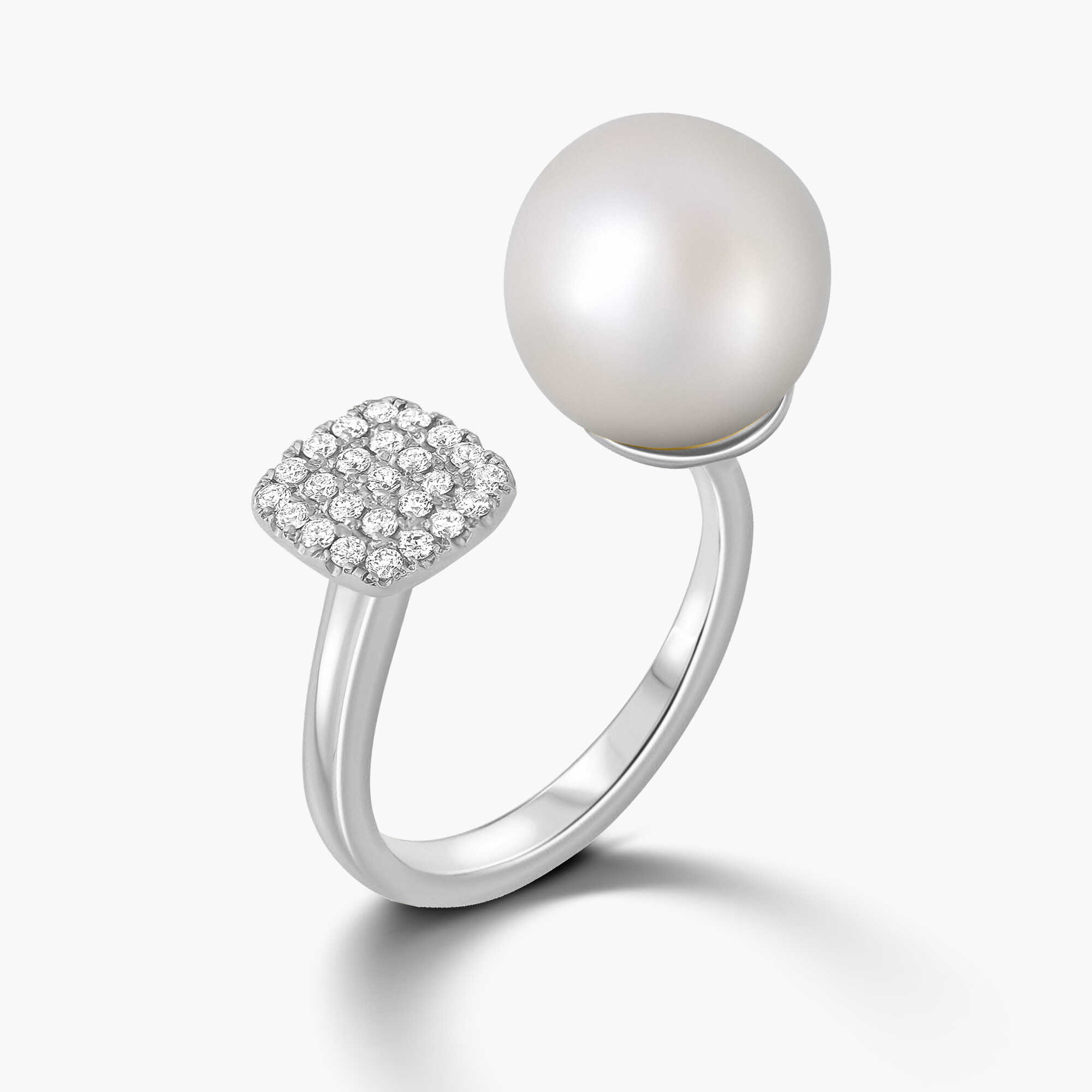 טבעת בשיבוץ יהלומים ופנינה