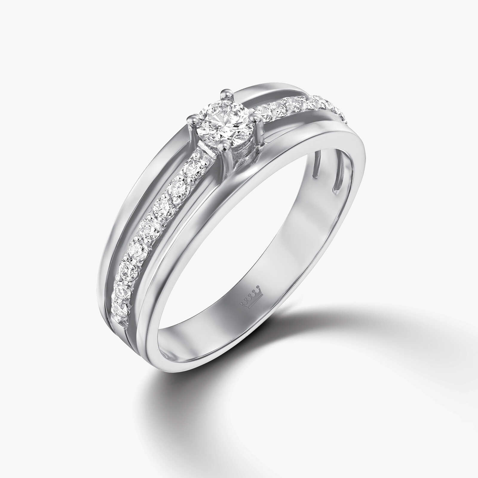 טבעת זהב משולשת משובצת יהלומים