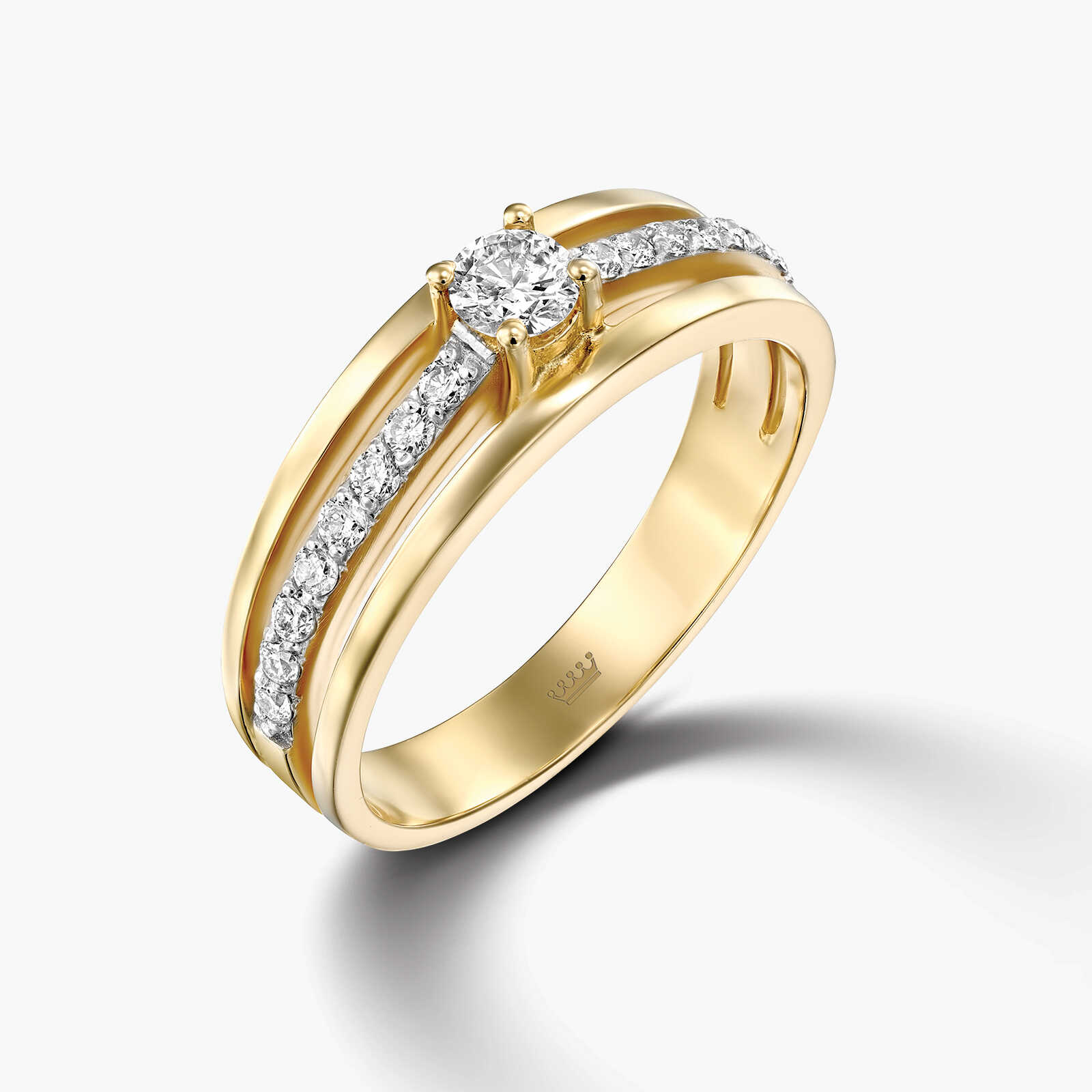 טבעת זהב משולשת משובצת יהלומים