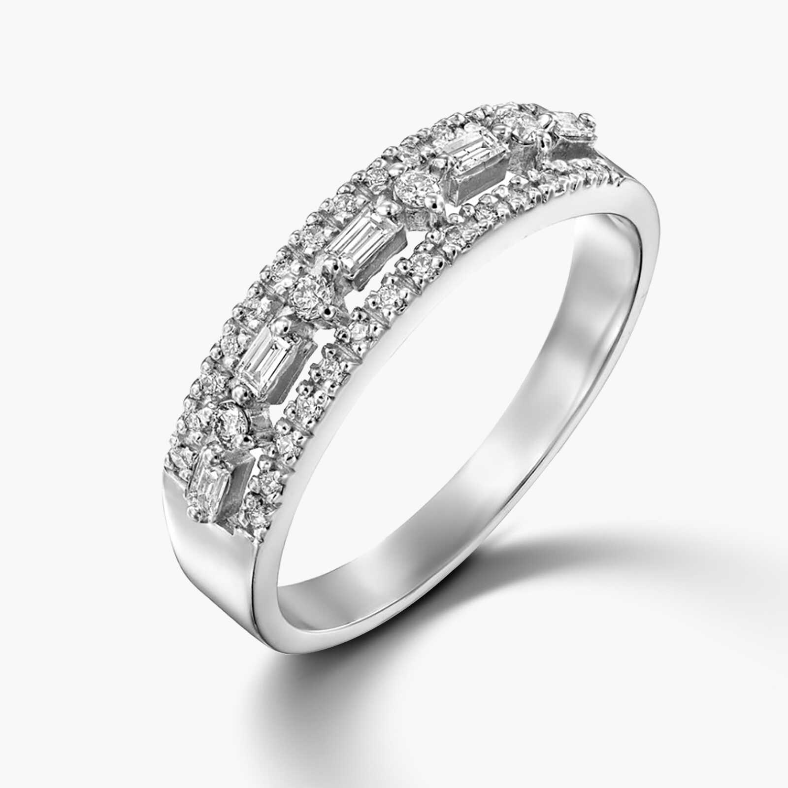 טבעת זהב משובצת יהלומי באגט ועגולים