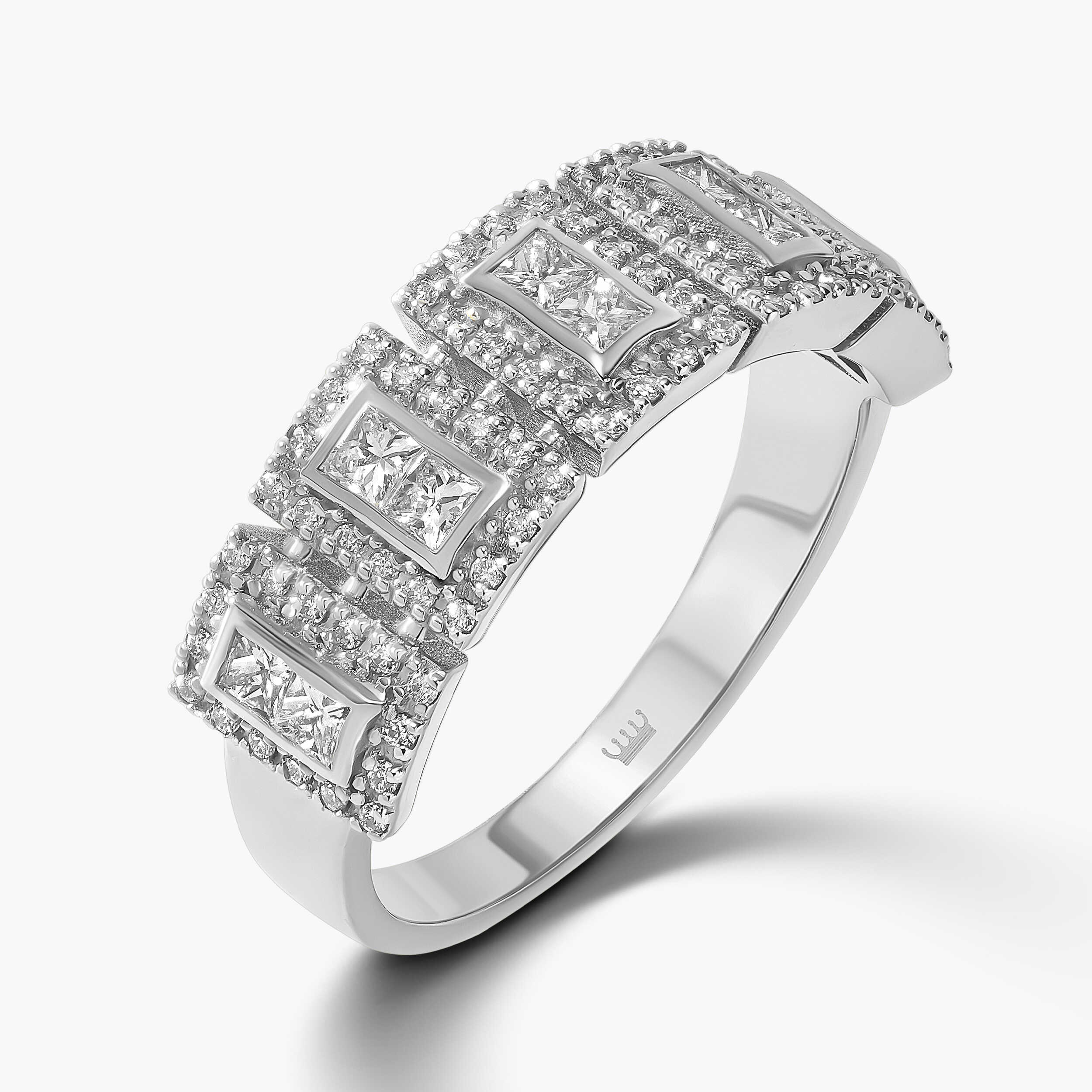 טבעת זהב משובצת יהלומי פרינסס