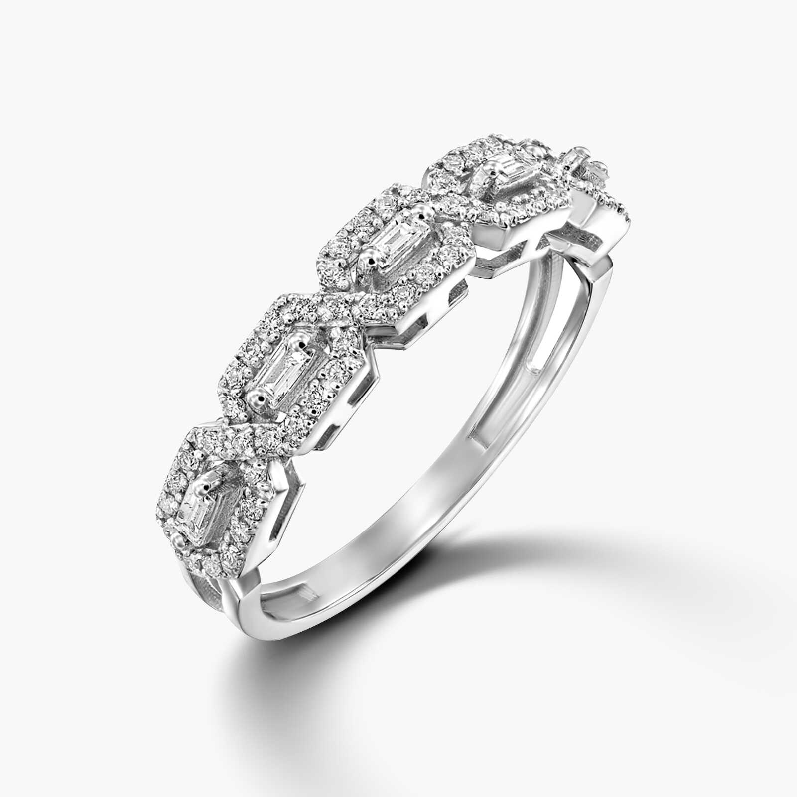 טבעת זהב משובצת יהלומי באגט ועגולים