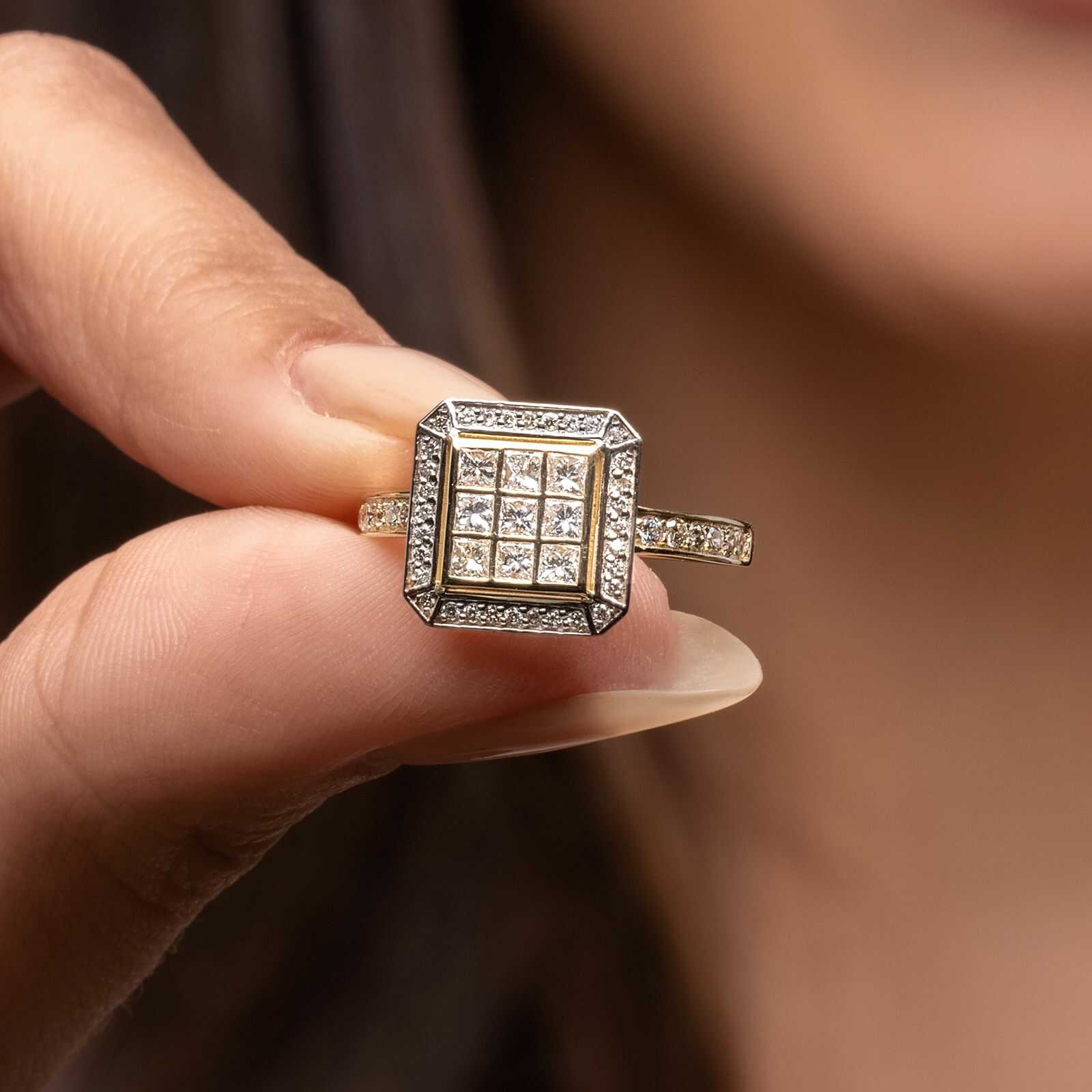 טבעת זהב משובצת יהלומי פרינסס יוקרתיים