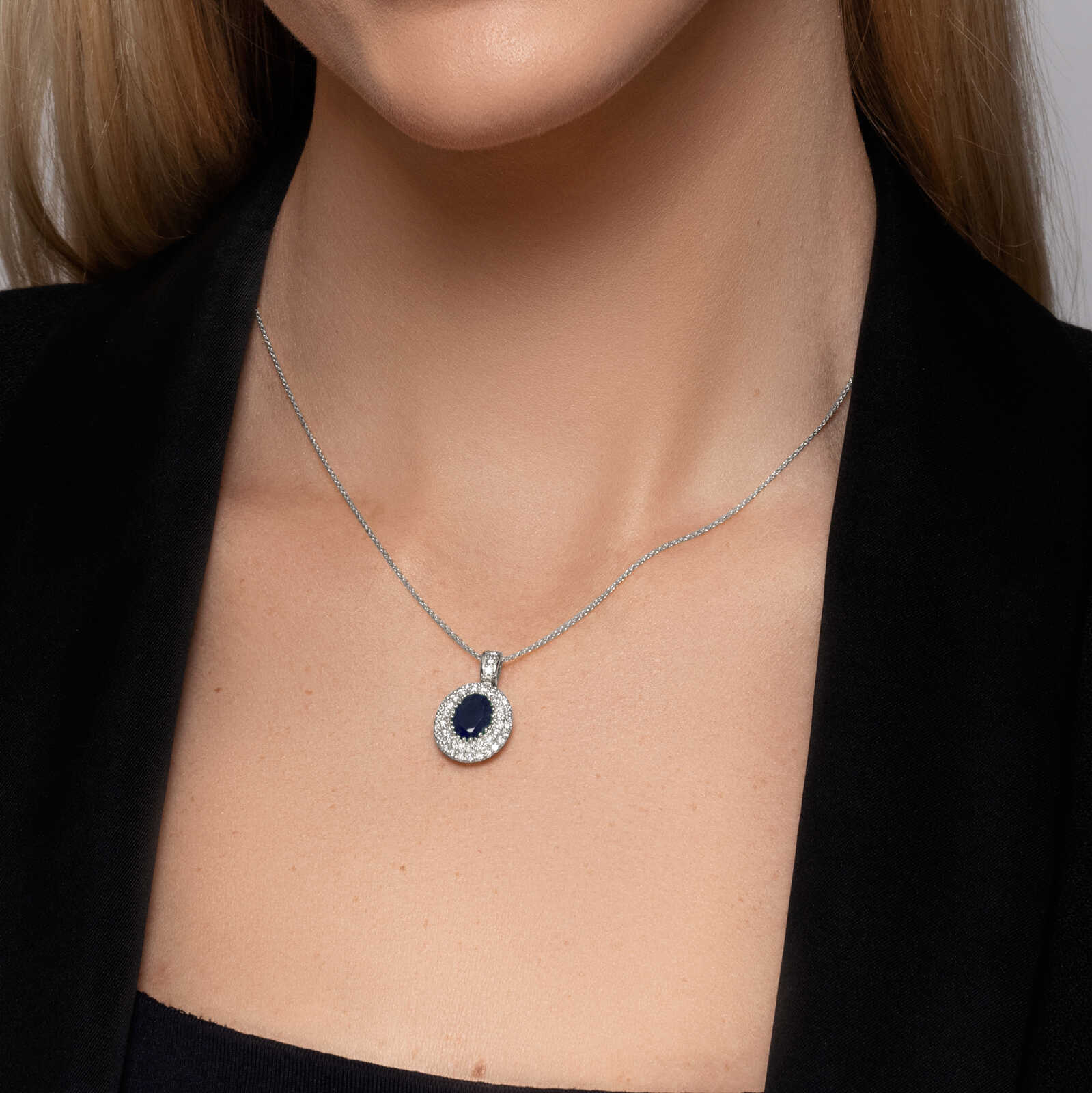 תליון זהב משובץ אבן ספיר מוקפת יהלומים