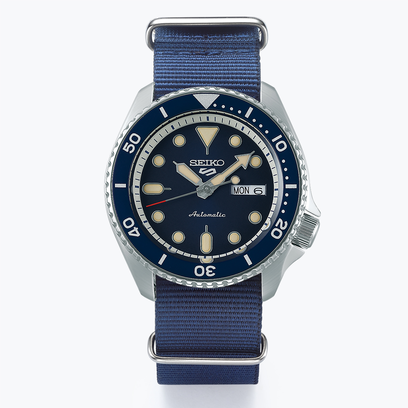 שעון SEIKO 5 SPORT עם לוח כחול וצמיד MESH אופנתי