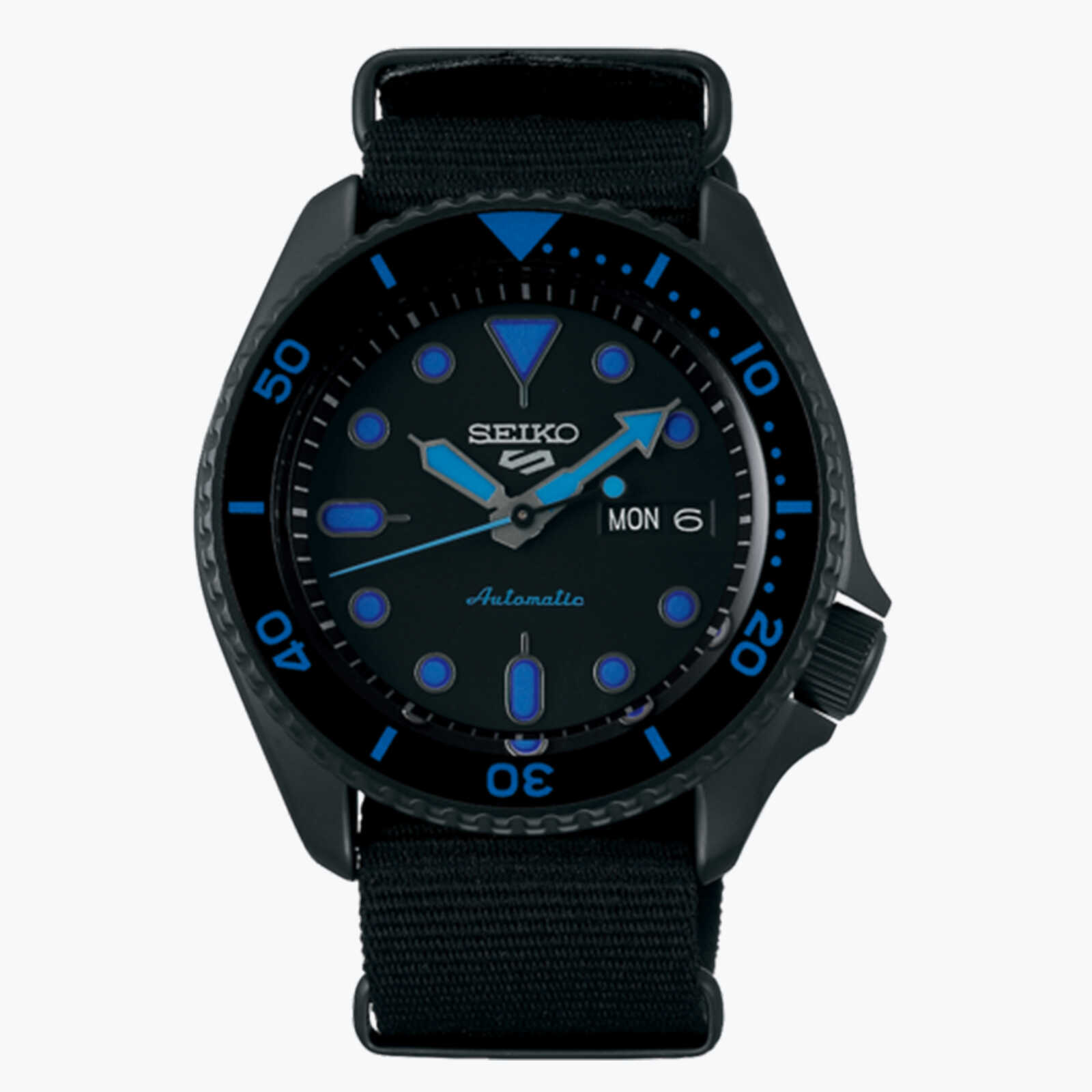 שעון SEIKO 5 SPORT עם לוח שחור וכחול ורצועת NATO