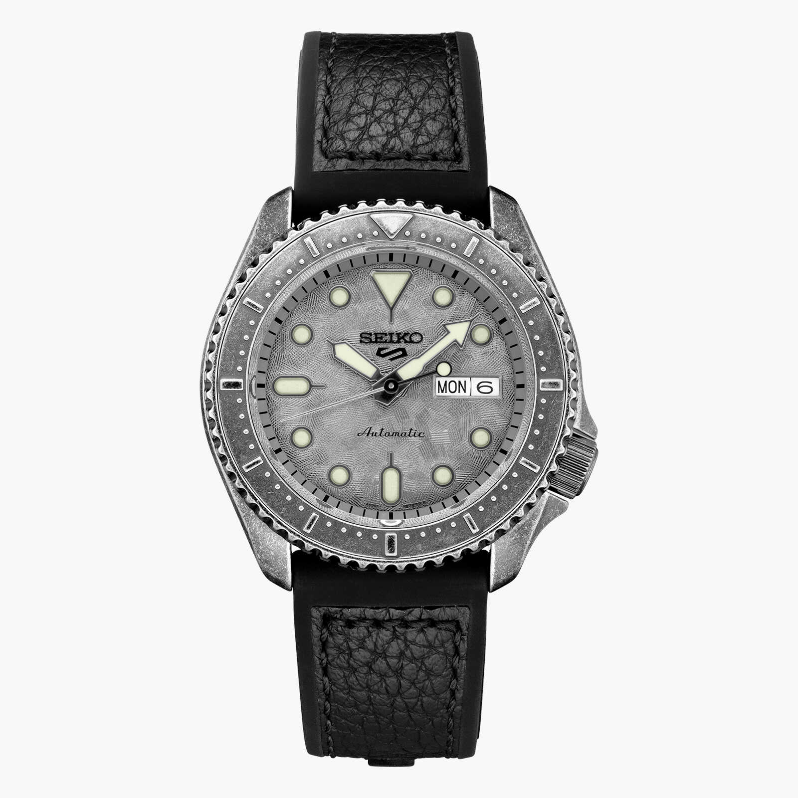 שעון SEIKO SPORT 5 עם לוח אפור בטקסטורת פלדה