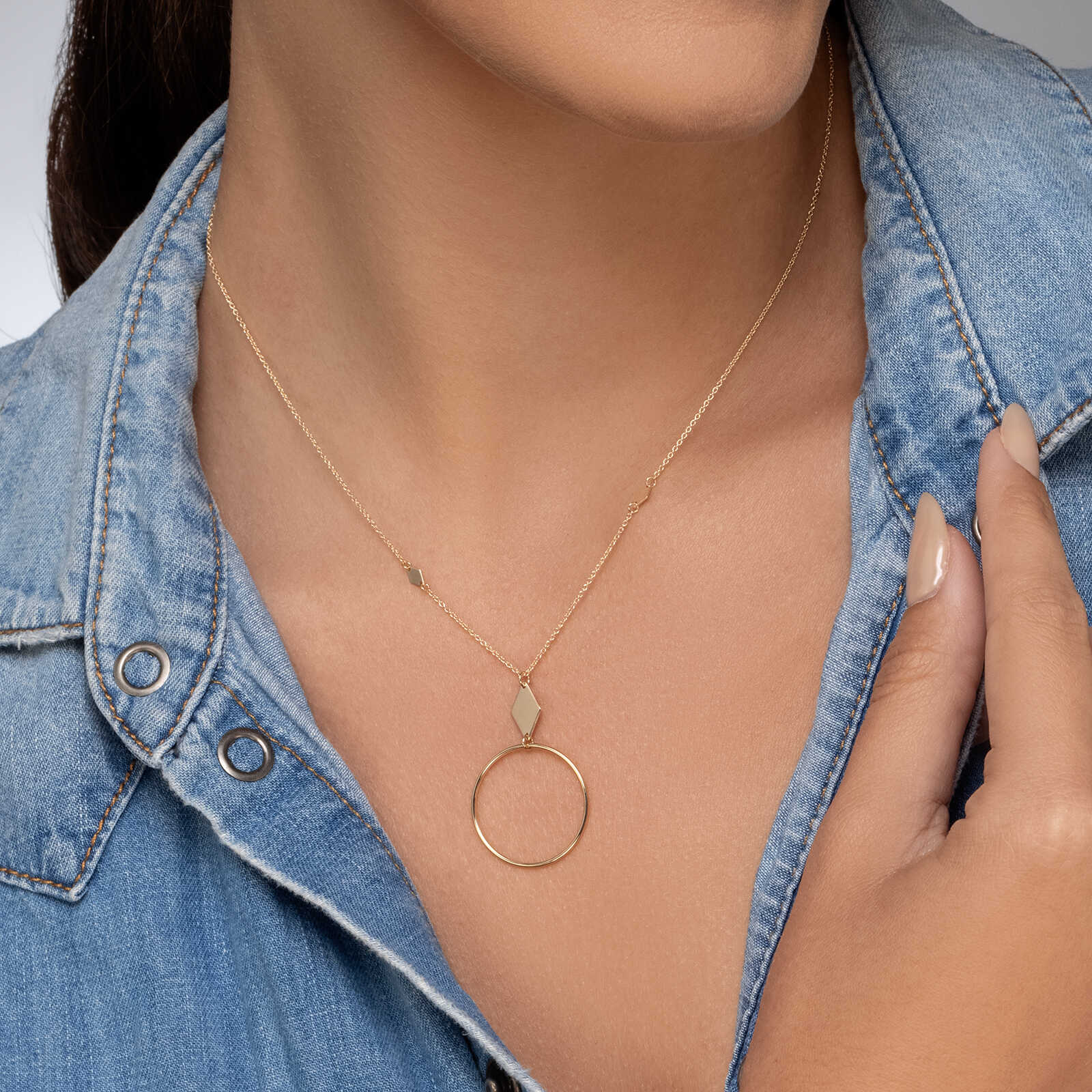 שרשרת ותליון זהב בצורת חישוק