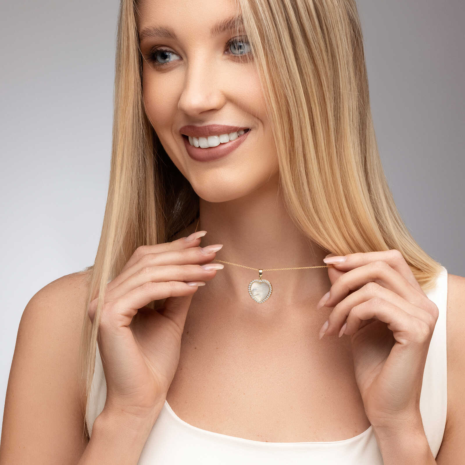 תליון לב זהב משובץ צדף המוקף זרקונים