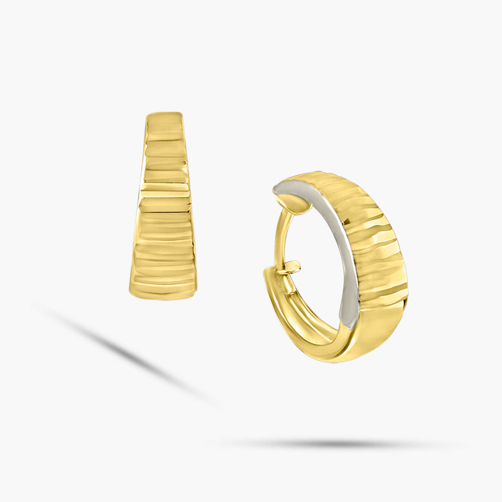 עגילי חישוק רחבים עם טקסטורת פסים חרוטה