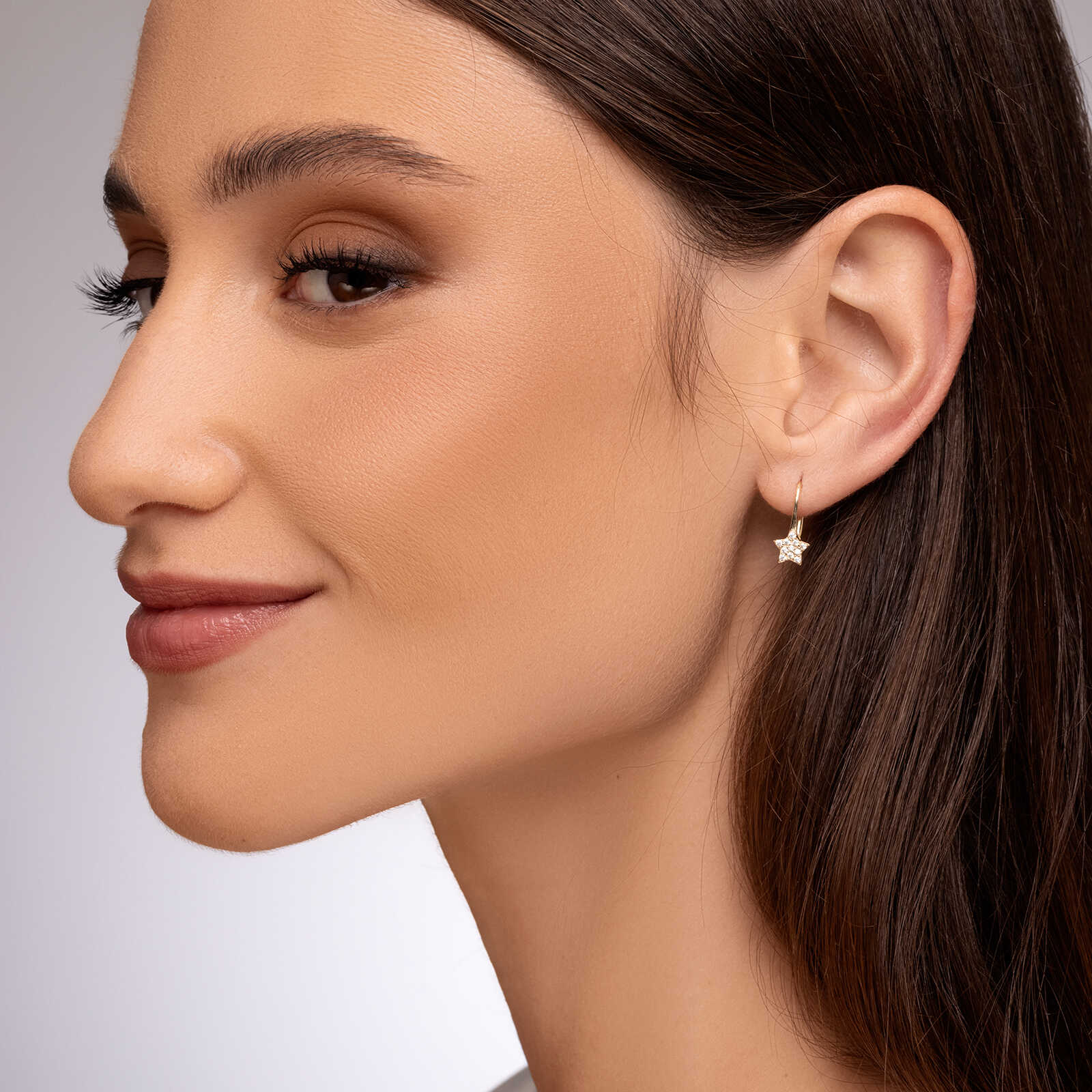 עגילי זהב עם כוכבים משובצים זרקונים באורך 1.5 ס"מ