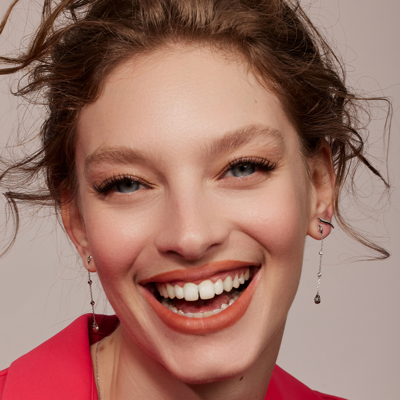 עגילי זהב גלי משובצי זירקונים