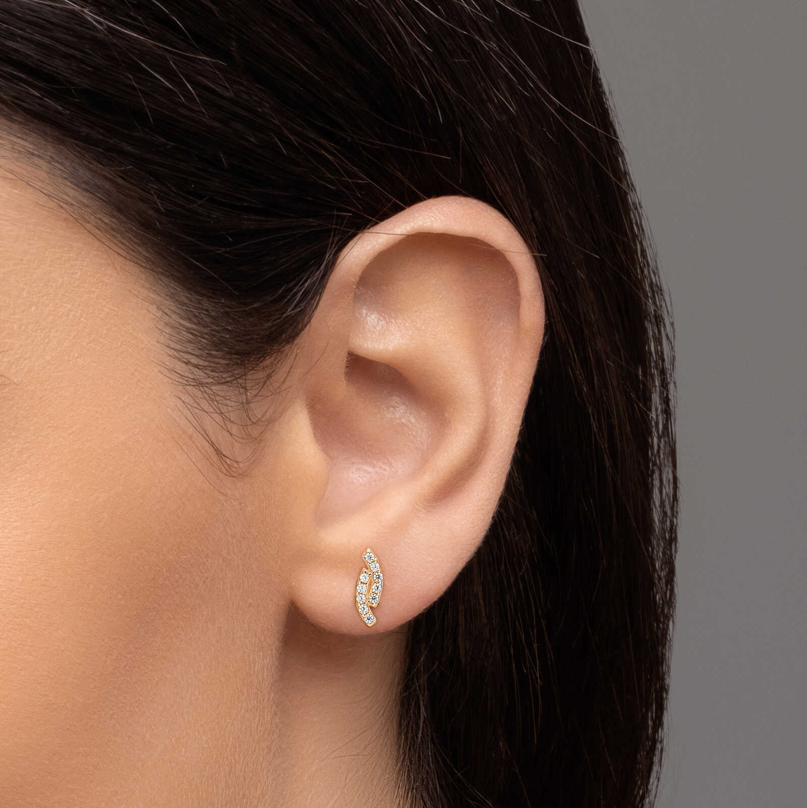 עגילי זהב גלי- משובצים זרקונים נוצצים