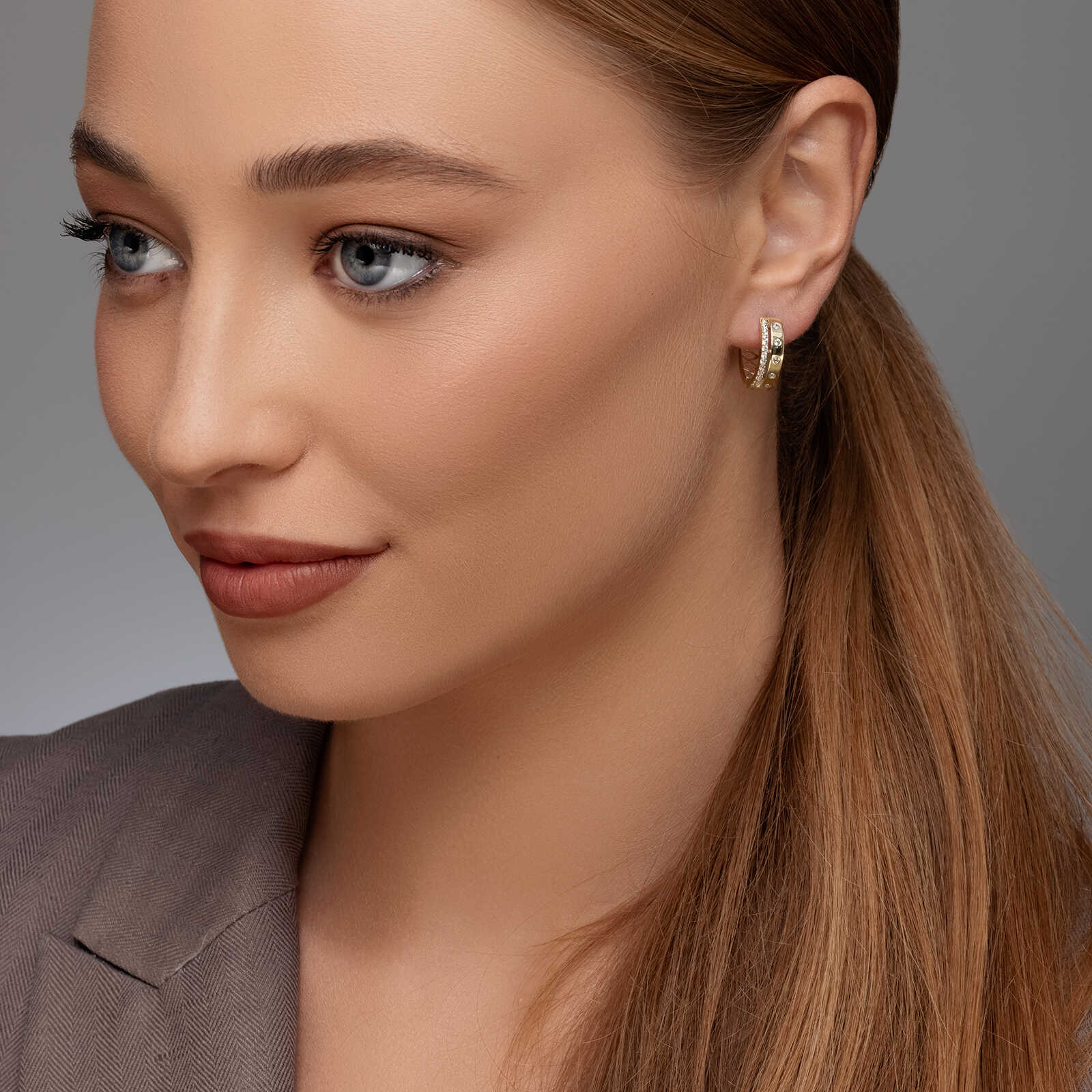 עגילי אנאבל- חישוק זהב משובץ זרקונים