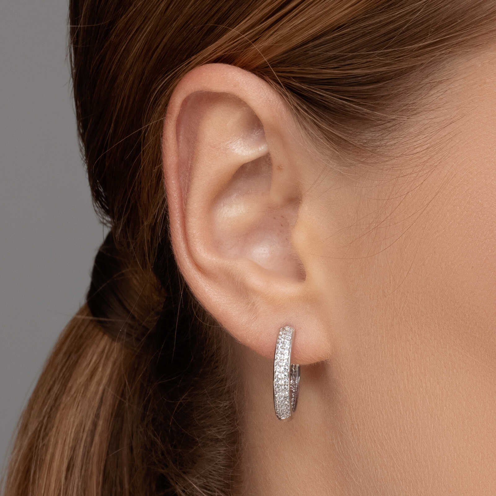 עגילי חישוק זהב שי-לי- משובצים זרקונים