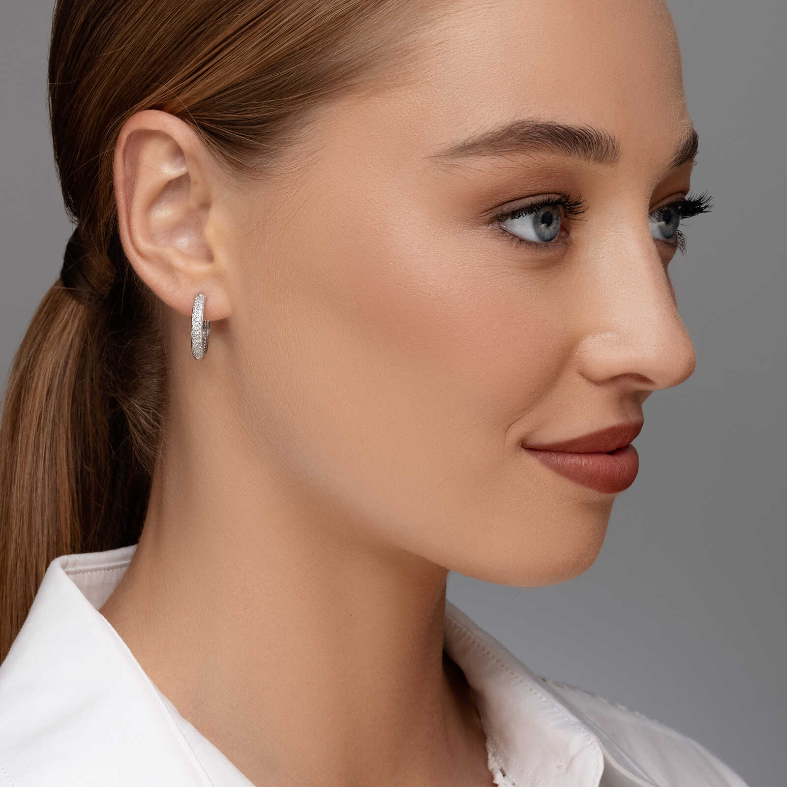 עגילי חישוק זהב שי-לי- משובצים זרקונים