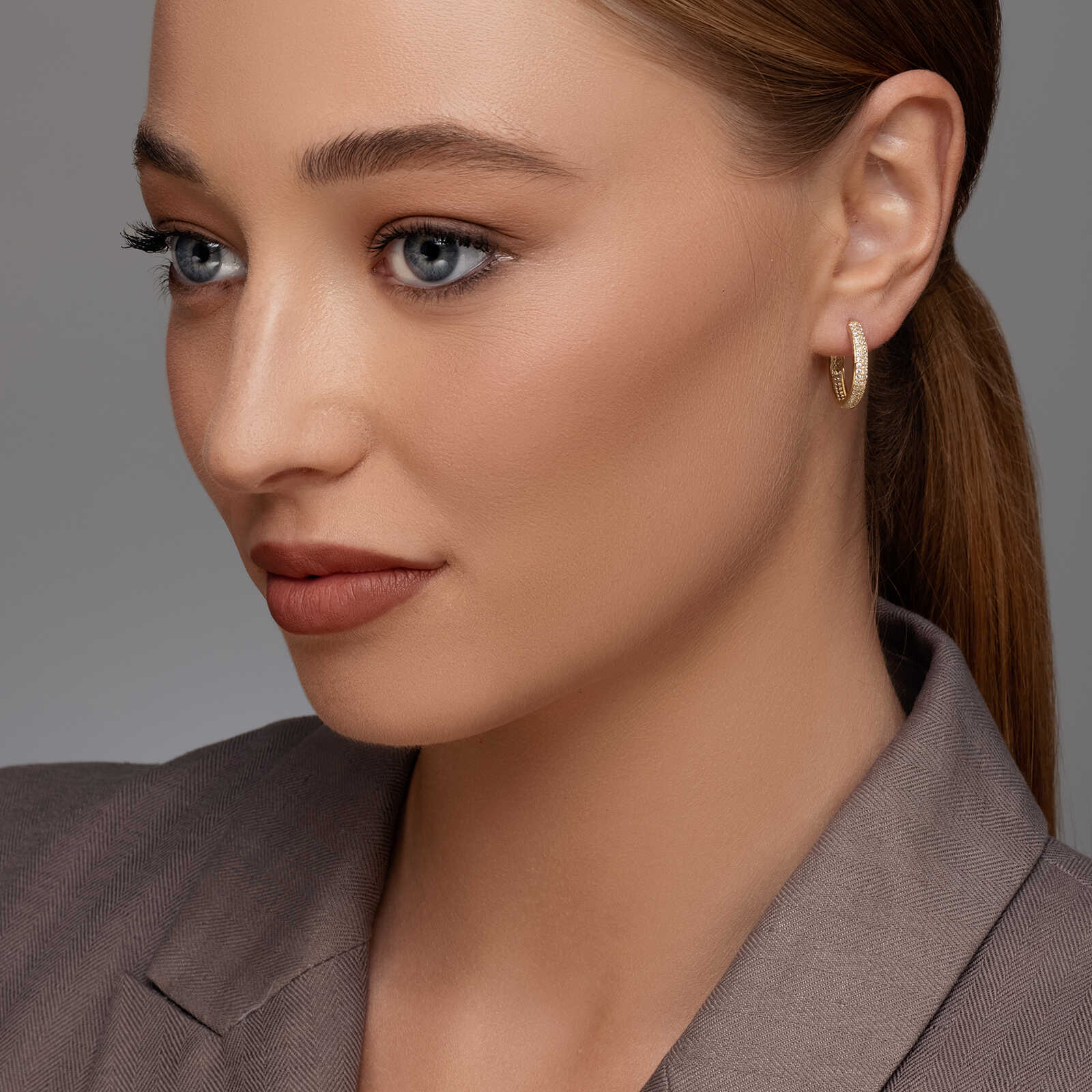 עגילי חישוק זהב שי-לי- משובצים זרקונים