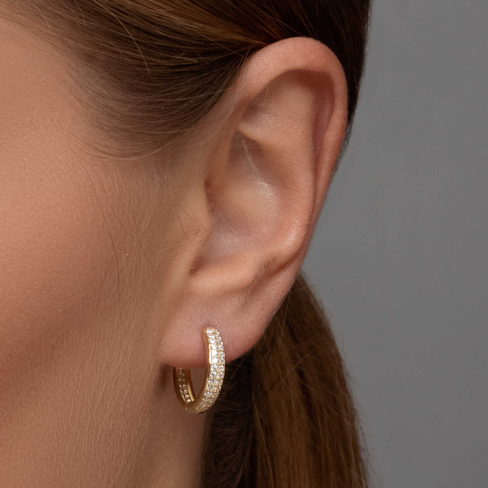 עגילי חישוק זהב מור- משובצים בזרקונים נוצצים