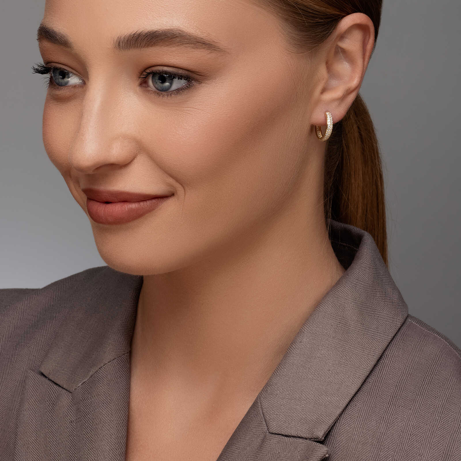 עגילי חישוק זהב מור- משובצים בזרקונים נוצצים