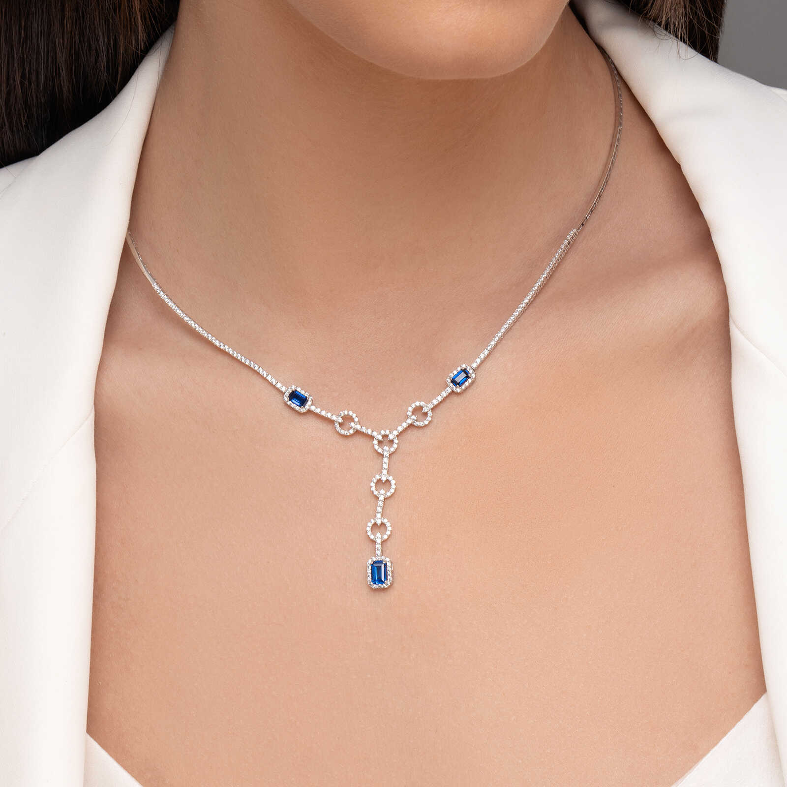 שרשרת עניבה מזהב משובצת זרקונים נוצצים