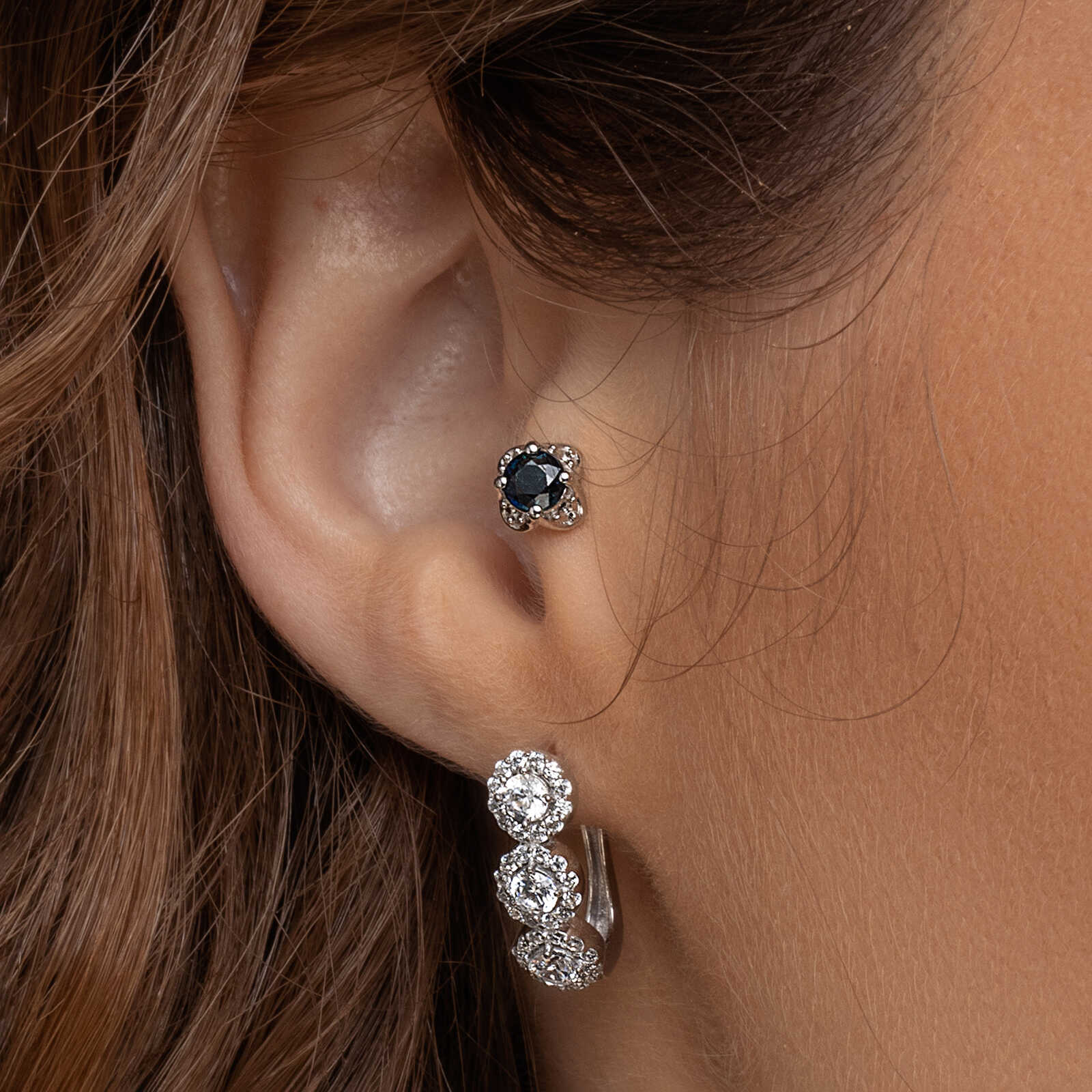 עגילי זהב משובצים ספירים ויהלומים