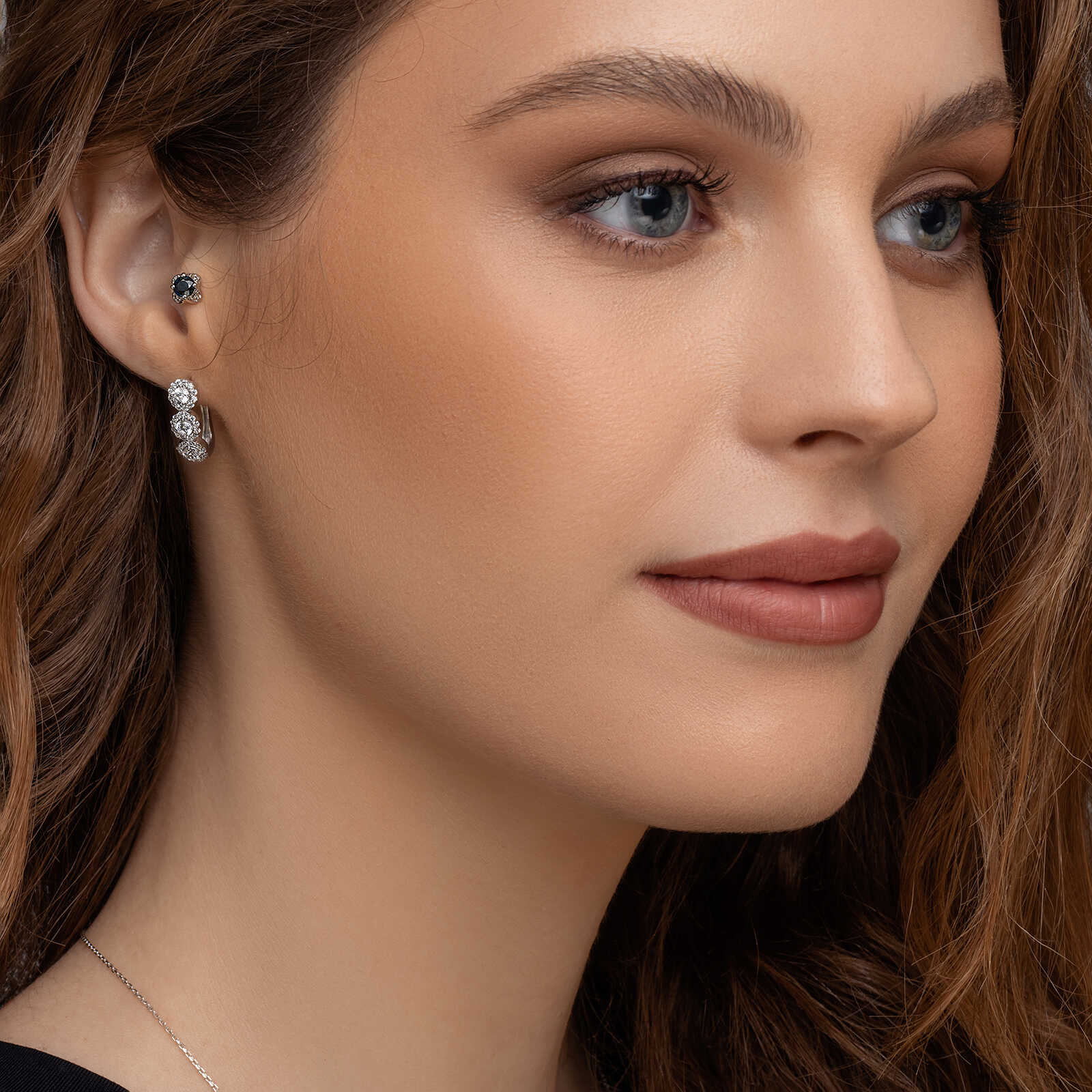 עגילי זהב משובצים ספירים ויהלומים