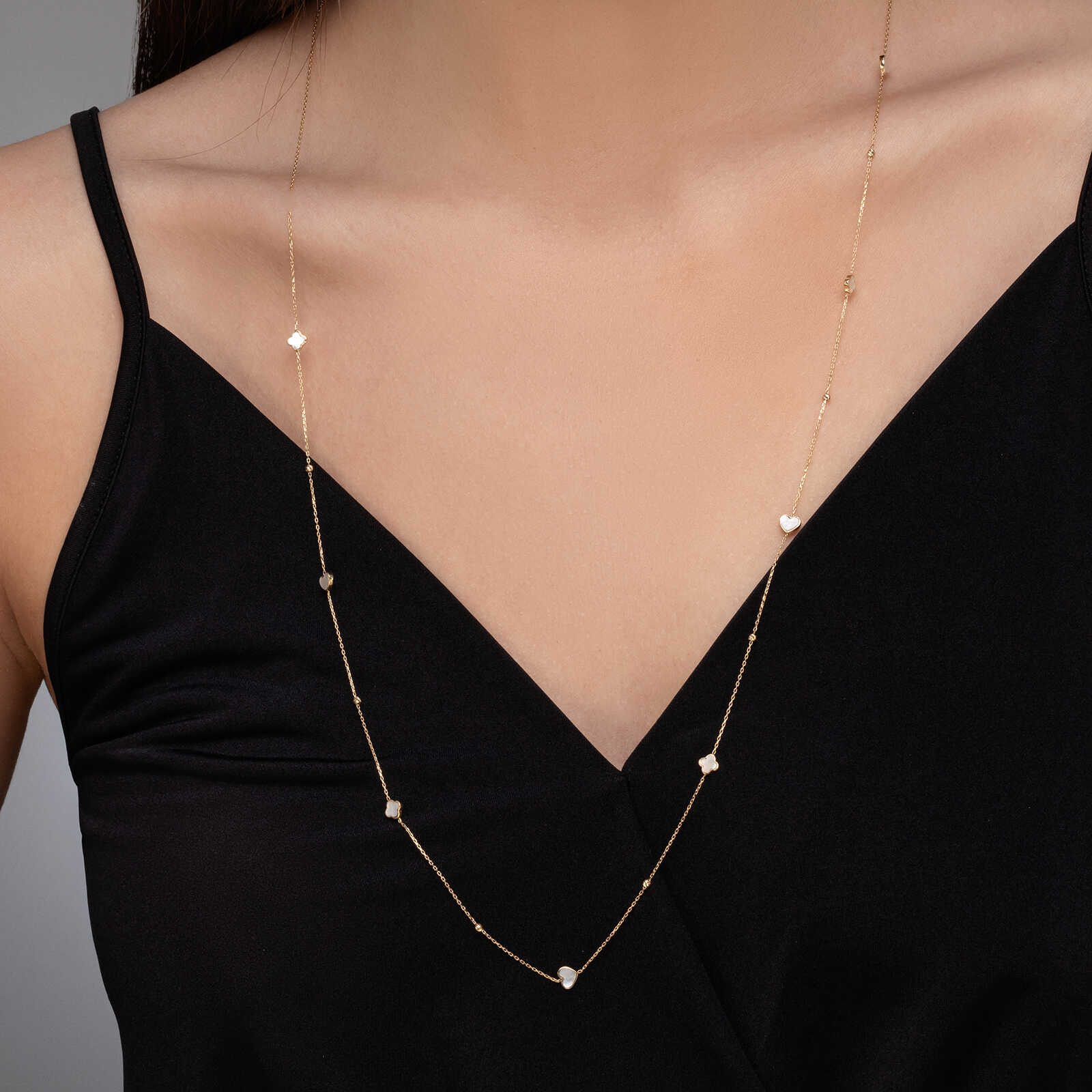 שרשרת זהב עם צורת לבבות ופרחים משובצים צדף