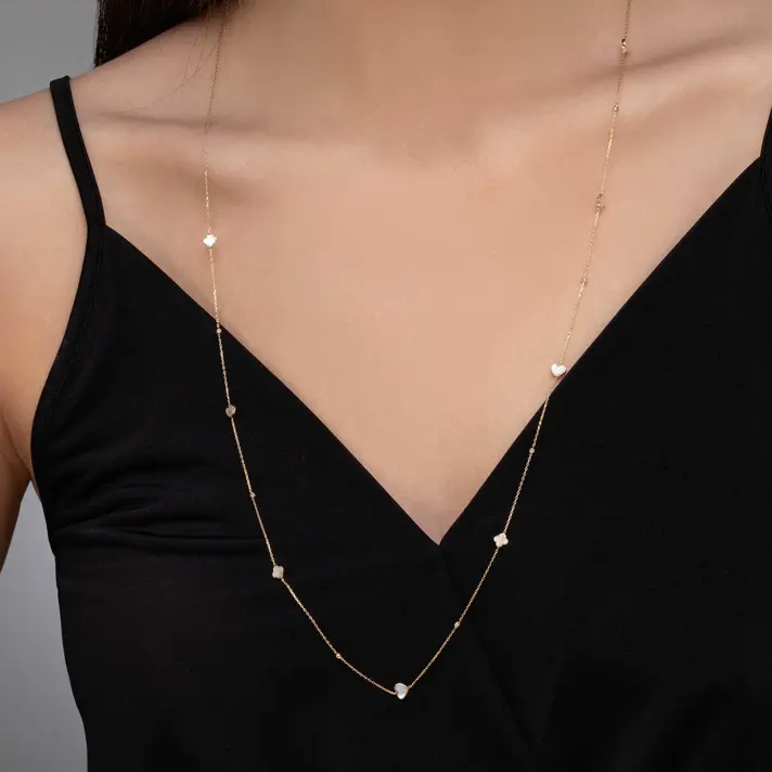 שרשרת זהב עם צורת לבבות ופרחים משובצים צדף