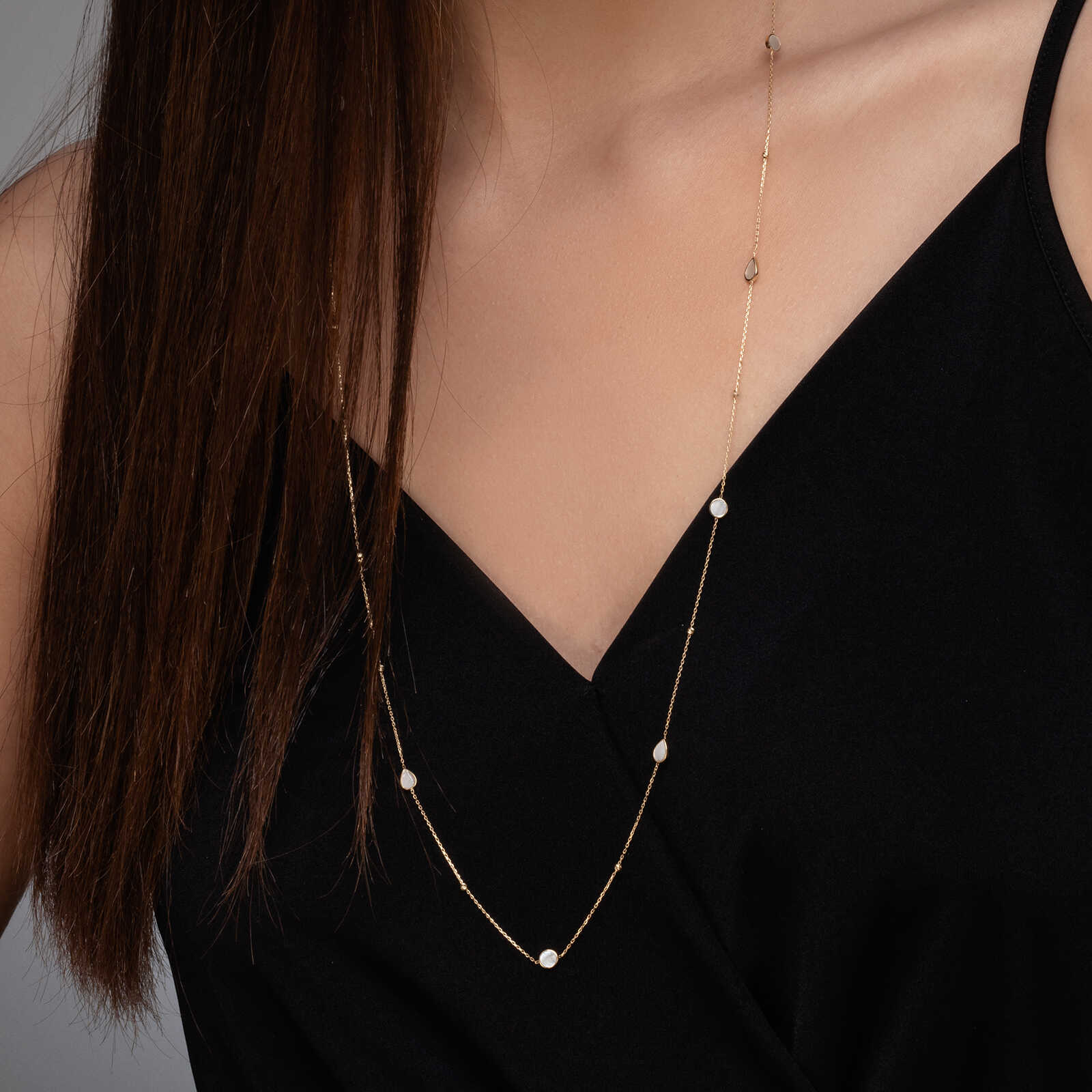 שרשרת זהב עם צורות טיפות ועיגולים משובצות צדף